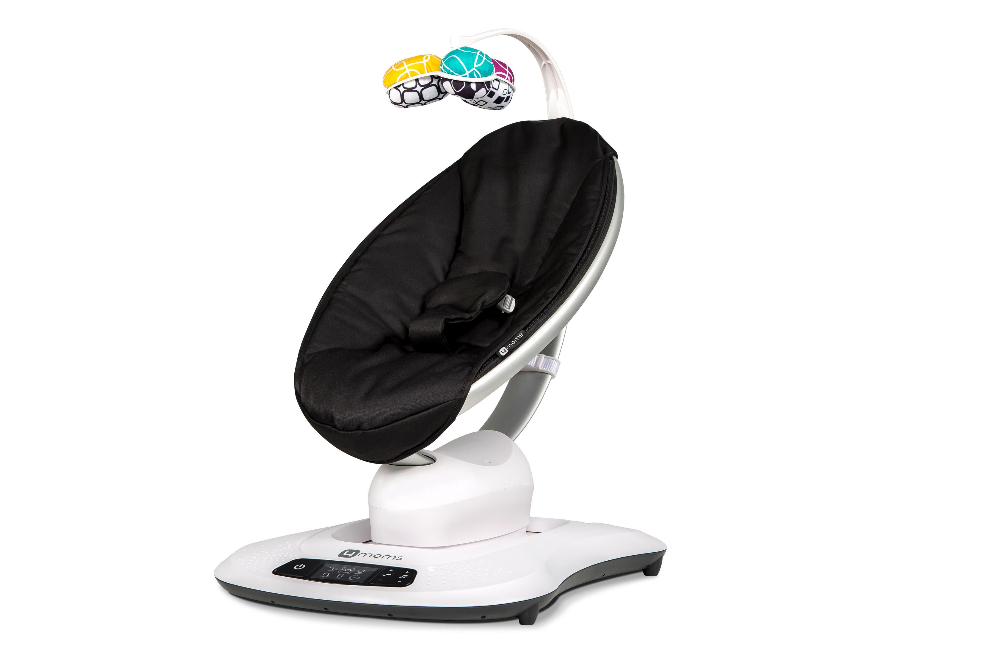 Eine schwarze Babywippe mit weißem Gestell und einem bunten Mobile oben.