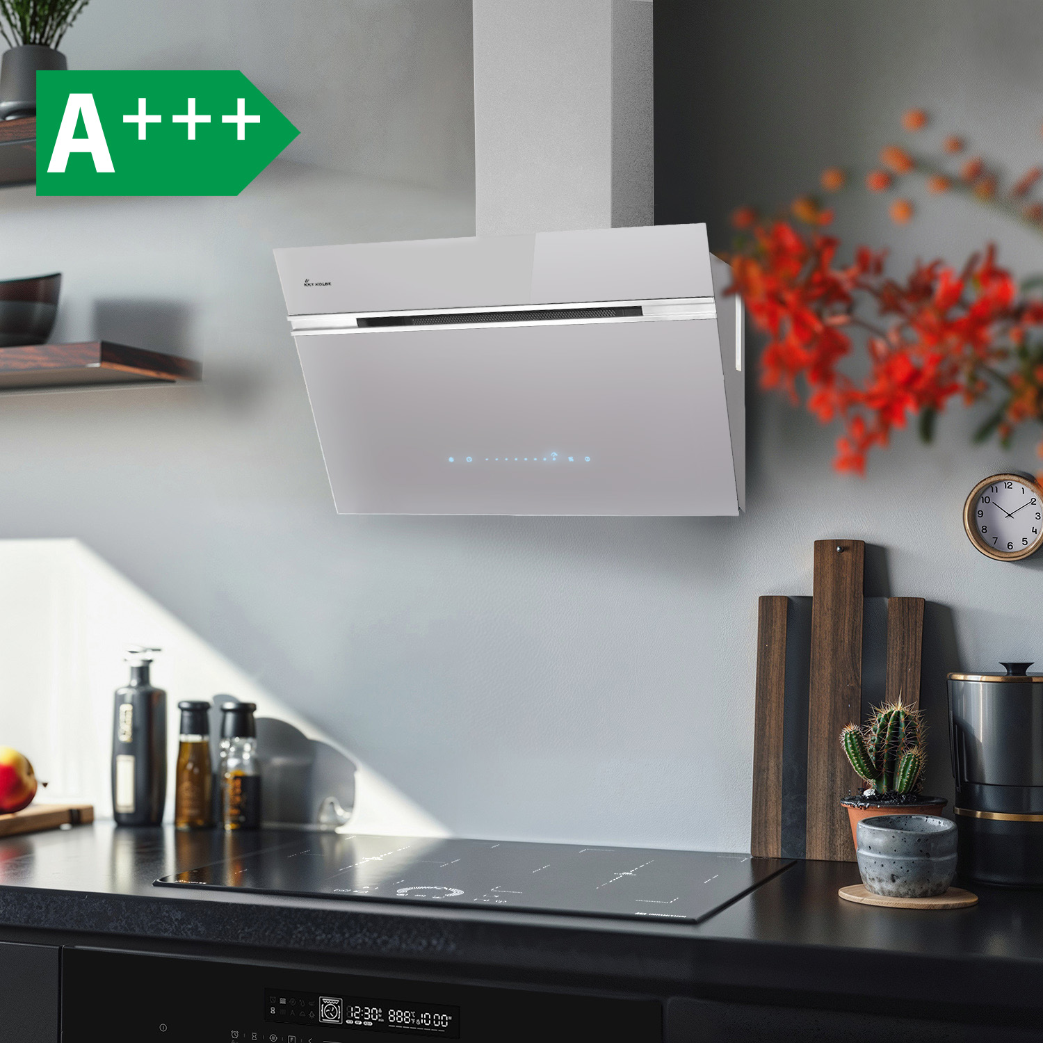 Moderna cappa aspirante bianca sopra un piano cottura, con etichetta di efficienza energetica A+++.