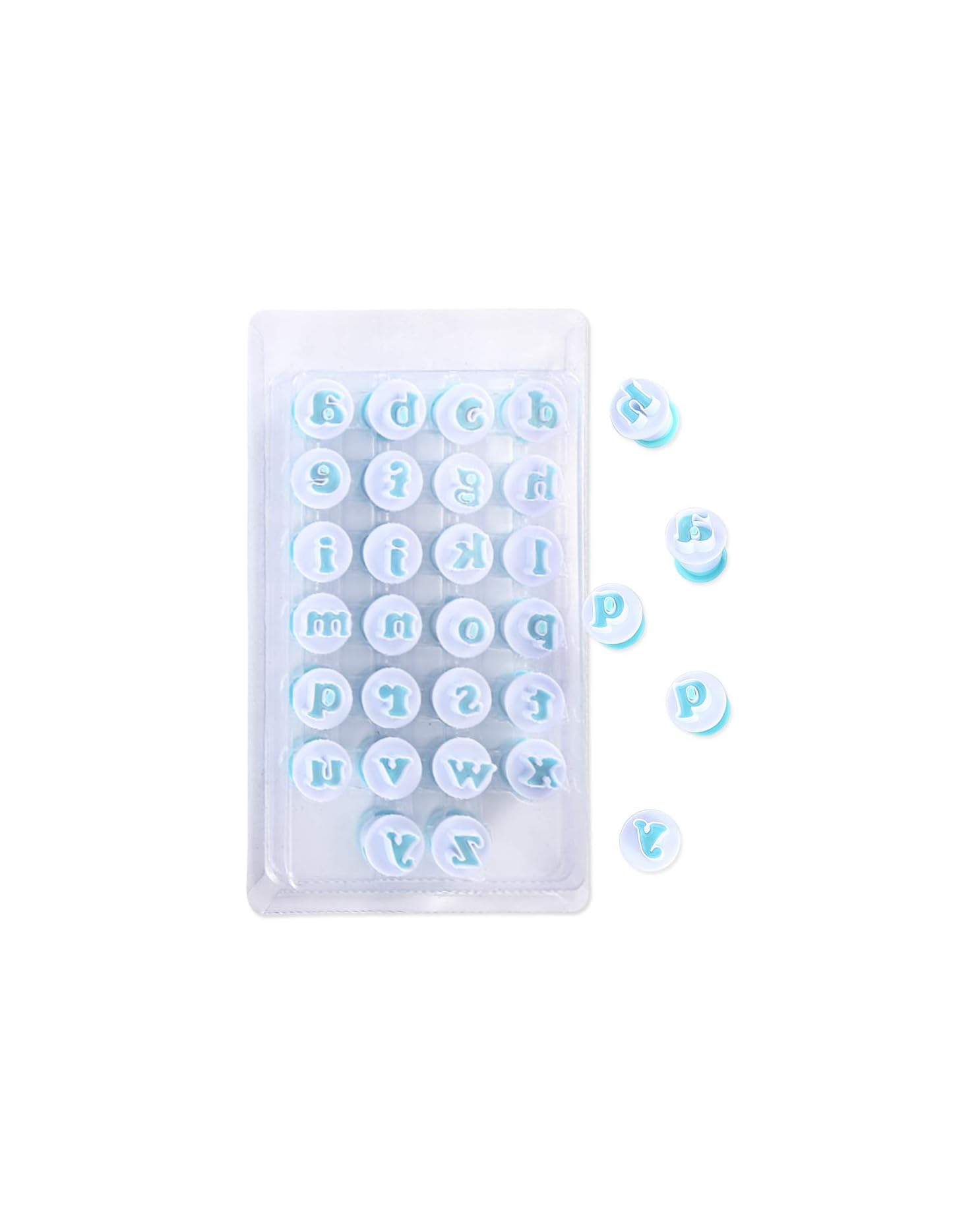 Blaue und weiße kleine Alphabet-Stempel in einer Plastikverpackung auf weißem Hintergrund.