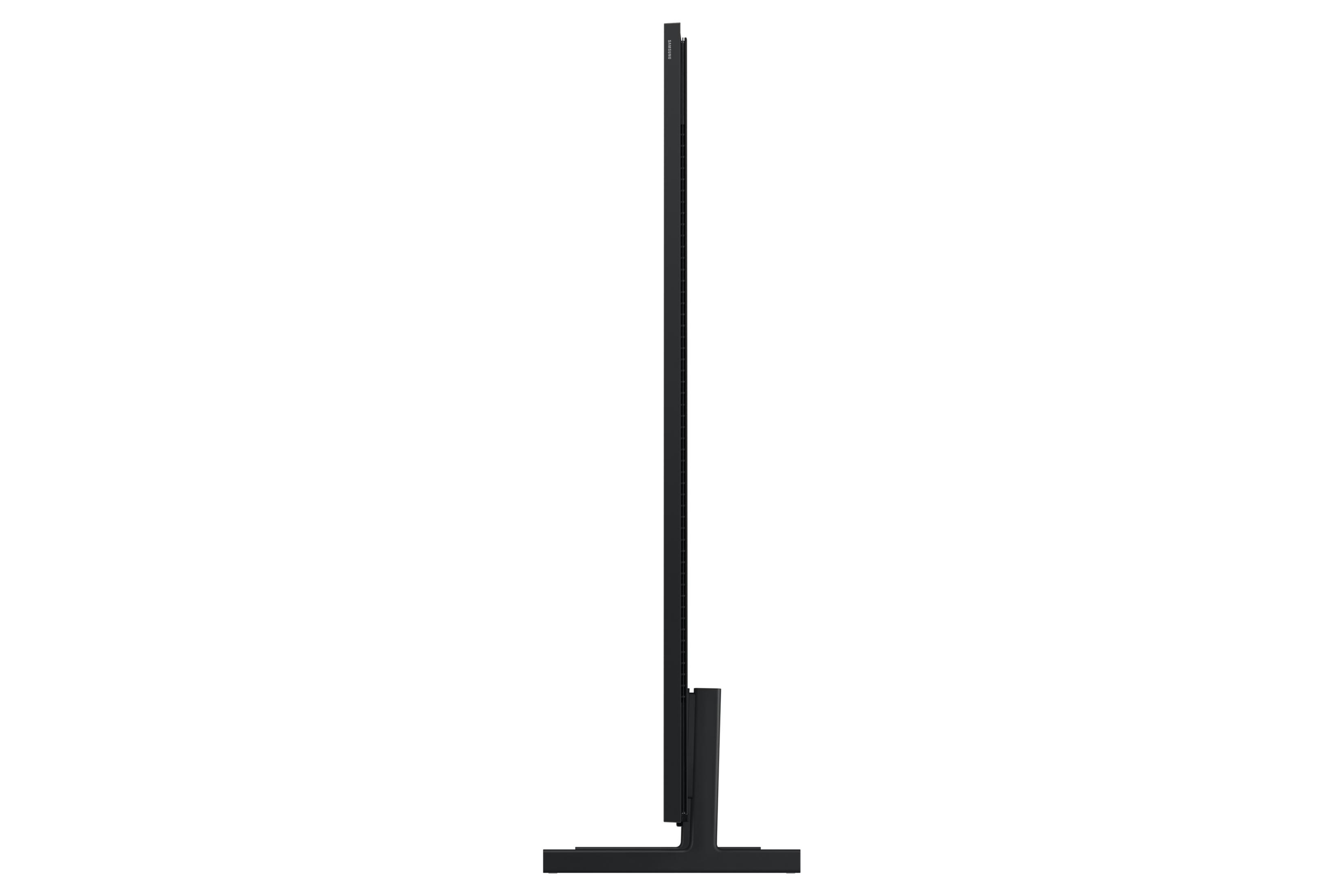 Widok z boku smukłego czarnego telewizora Samsung na stojaku na białym tle.