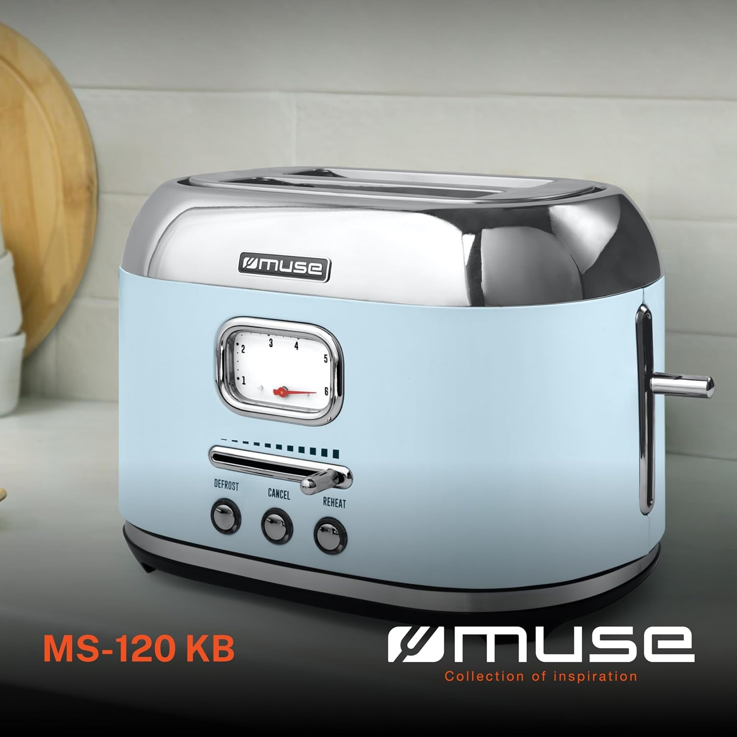 Ein hellblauer und verchromter Retro-Toaster mit Skala und Tasten steht auf einer weißen Arbeitsplatte.