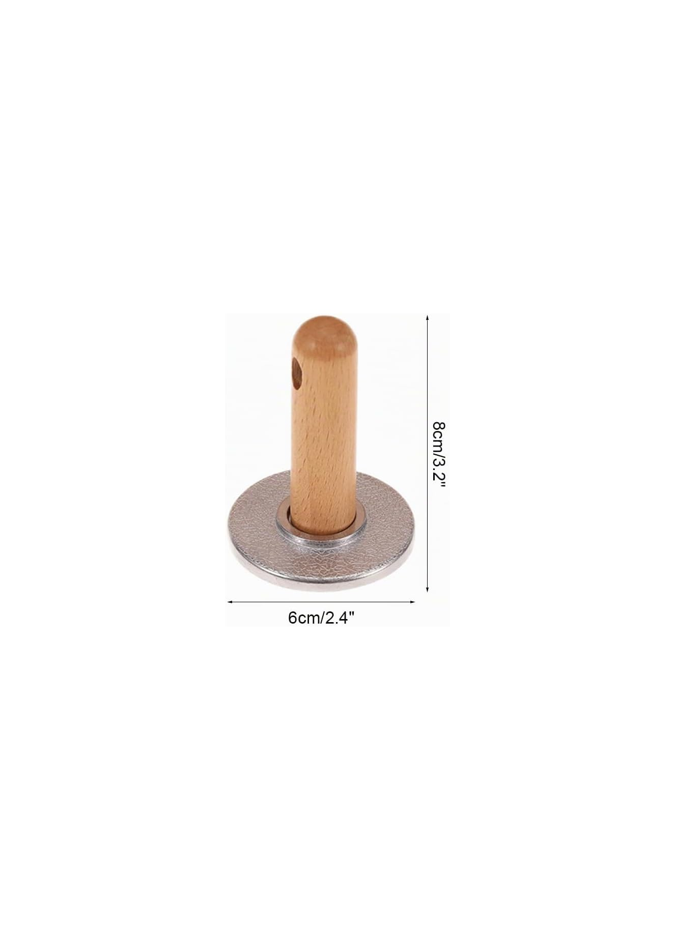 Ein Holzdübel auf einem runden Silbermetallfuß mit Maßpfeilen für 8 cm Höhe und 6 cm Durchmesser.