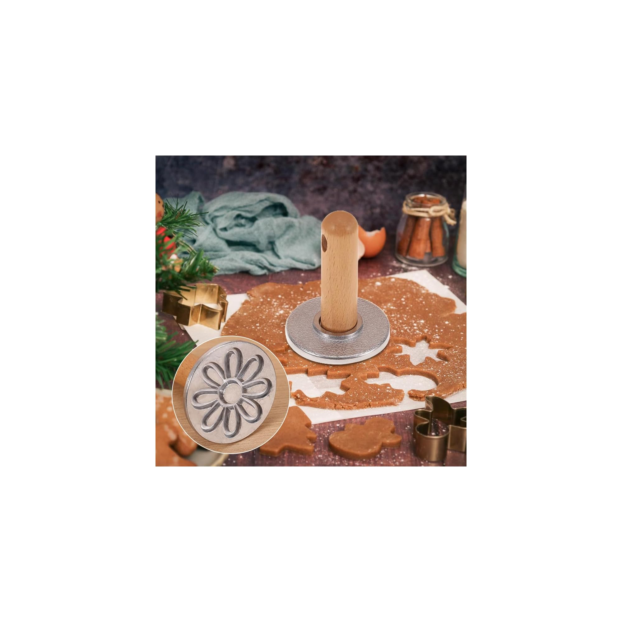 Ein hölzerner Teigausstecher mit Blumenmotiv liegt auf Lebkuchenteig, umgeben von Plätzchenformen und Zimtstangen.