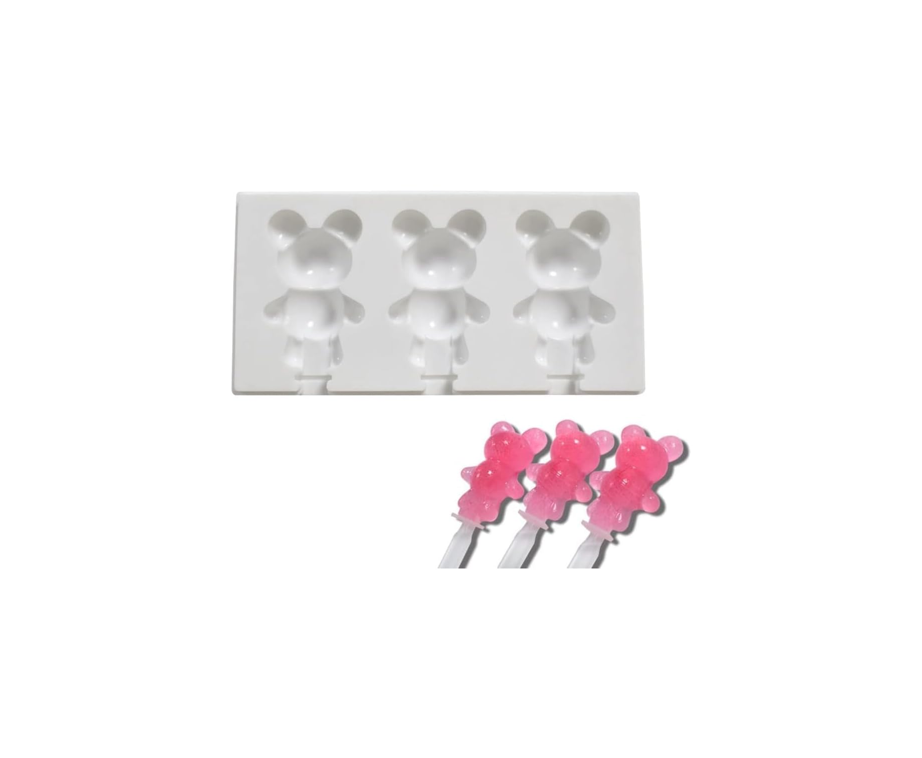Weiße Bären-Silikonform mit drei Vertiefungen und drei rosa Gummibärchen-Lollies darunter.