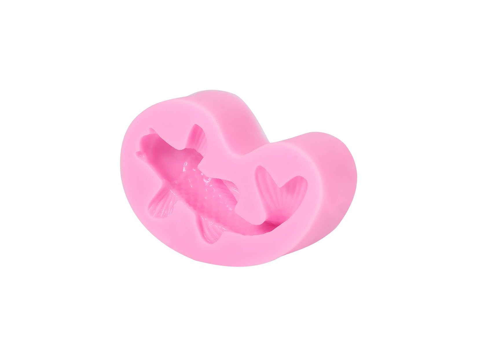 Eine rosa Silikonform mit der Vertiefung eines Koi-Fischs auf einer weißen Oberfläche.