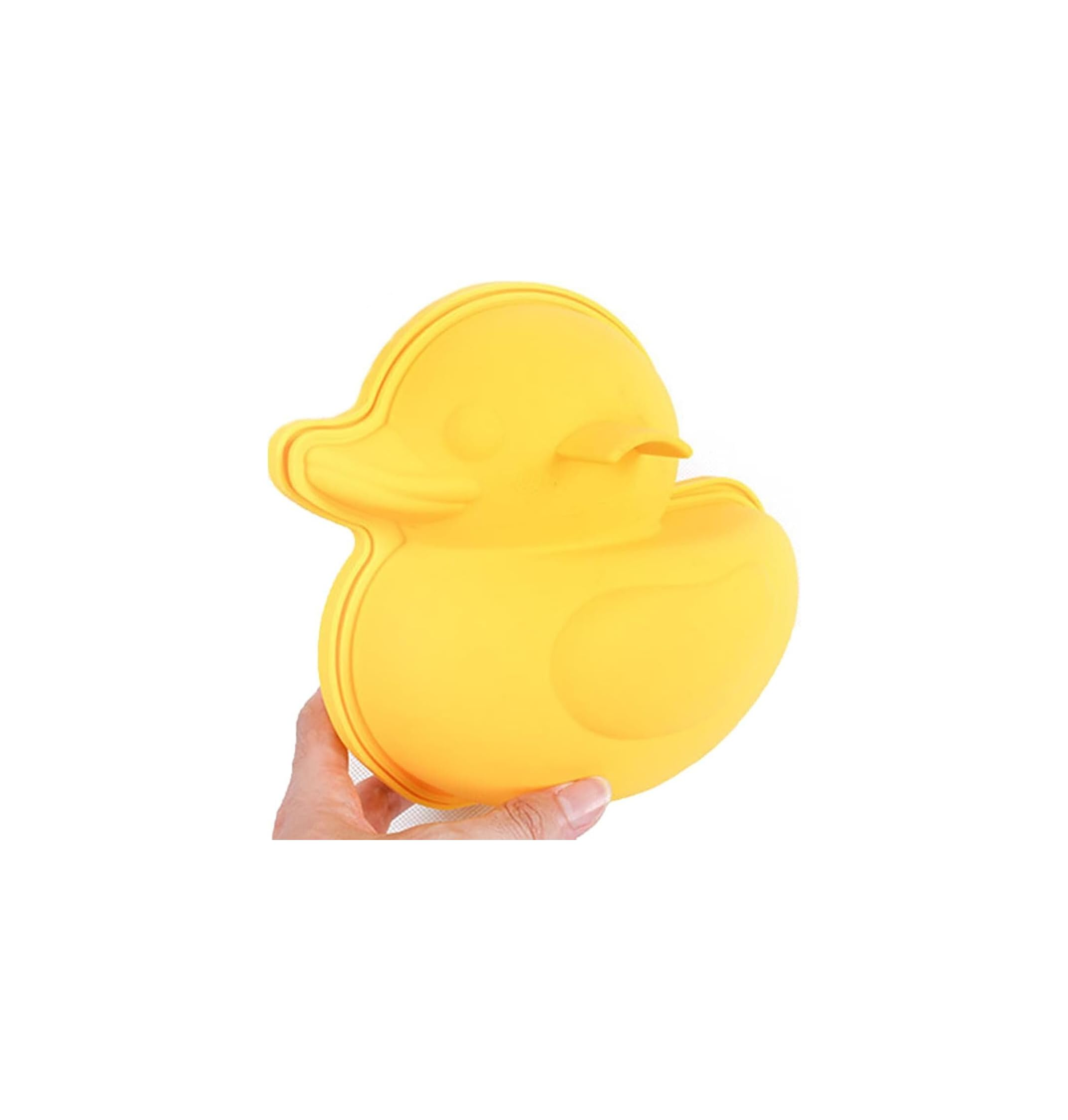 Eine Hand hält eine gelbe Silikonbackform in Entenform vor weißem Hintergrund.