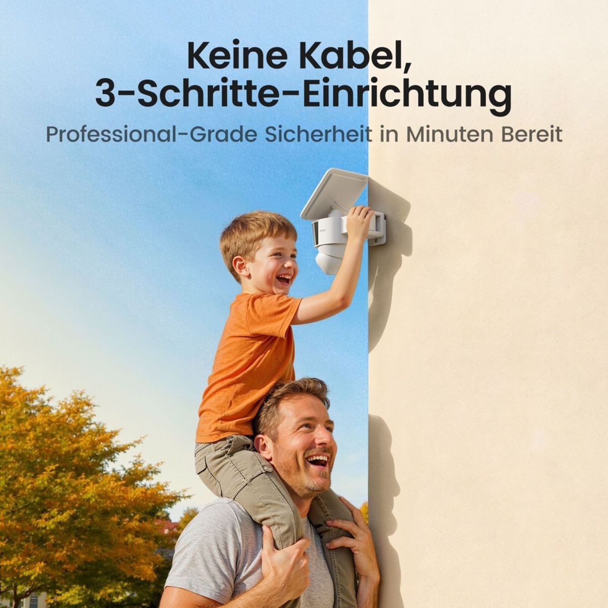 Ein glücklicher Junge sitzt auf den Schultern seines Vaters und berührt eine weiße Überwachungskamera an einer Hauswand.