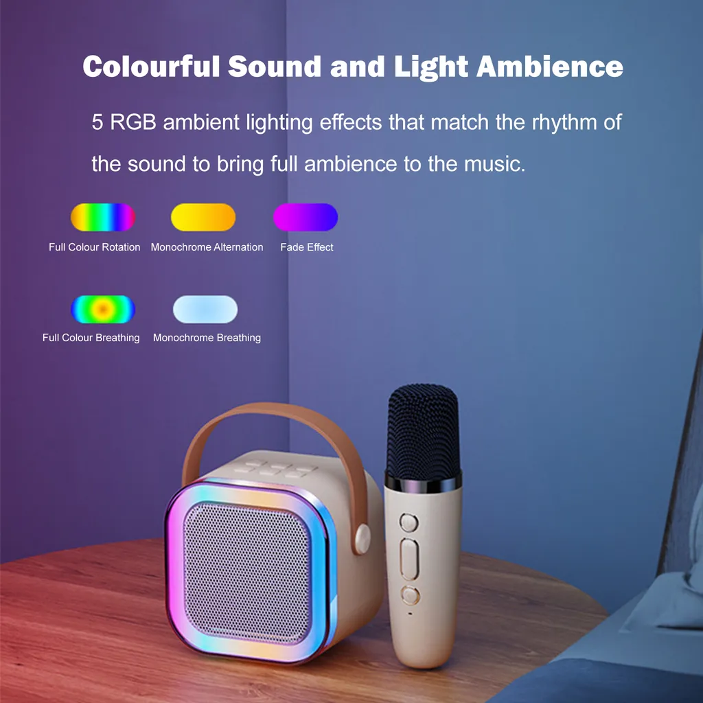 Ein beige tragbarer Lautsprecher mit bunten RGB-Lichtern und passendem Mikrofon auf einem Holztisch.