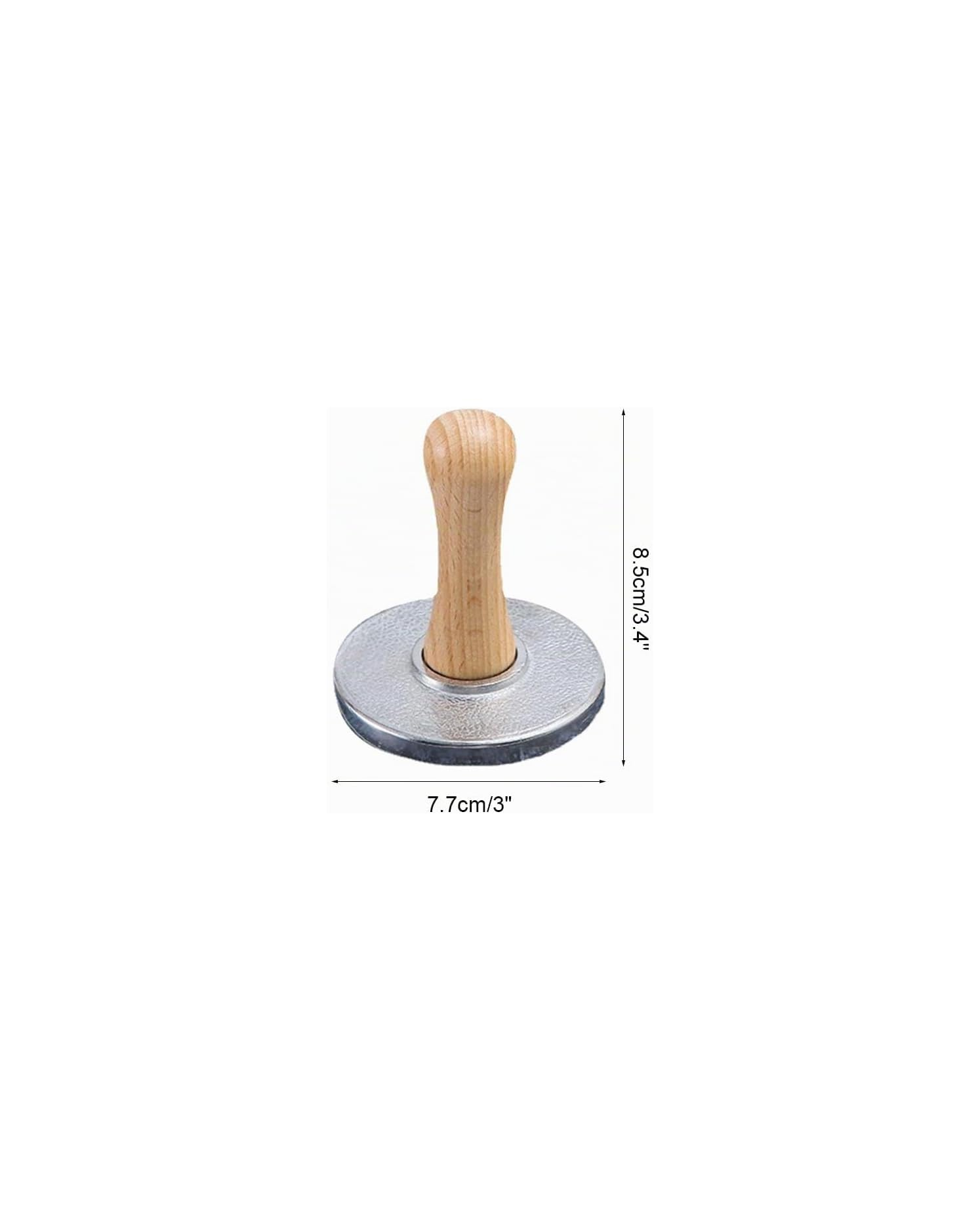 Ein Stempel mit Holzdrahtgriff und Metallbasis, mit Maßen von 8.5 cm Höhe und 7.7 cm Breite.