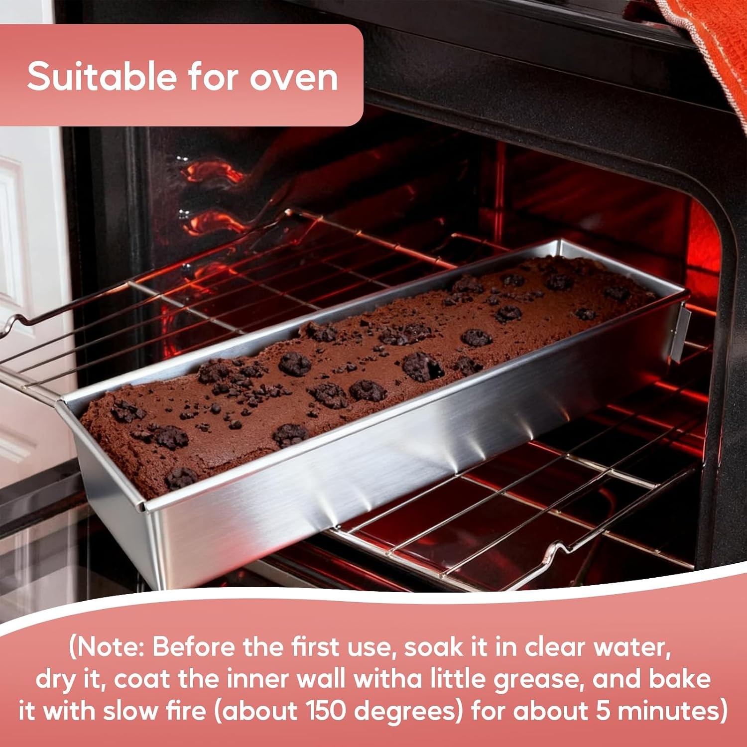 Ein rechteckiger Metallbackkuchen mit dunklem Teig steht auf dem Ofengitter im Backofen.
