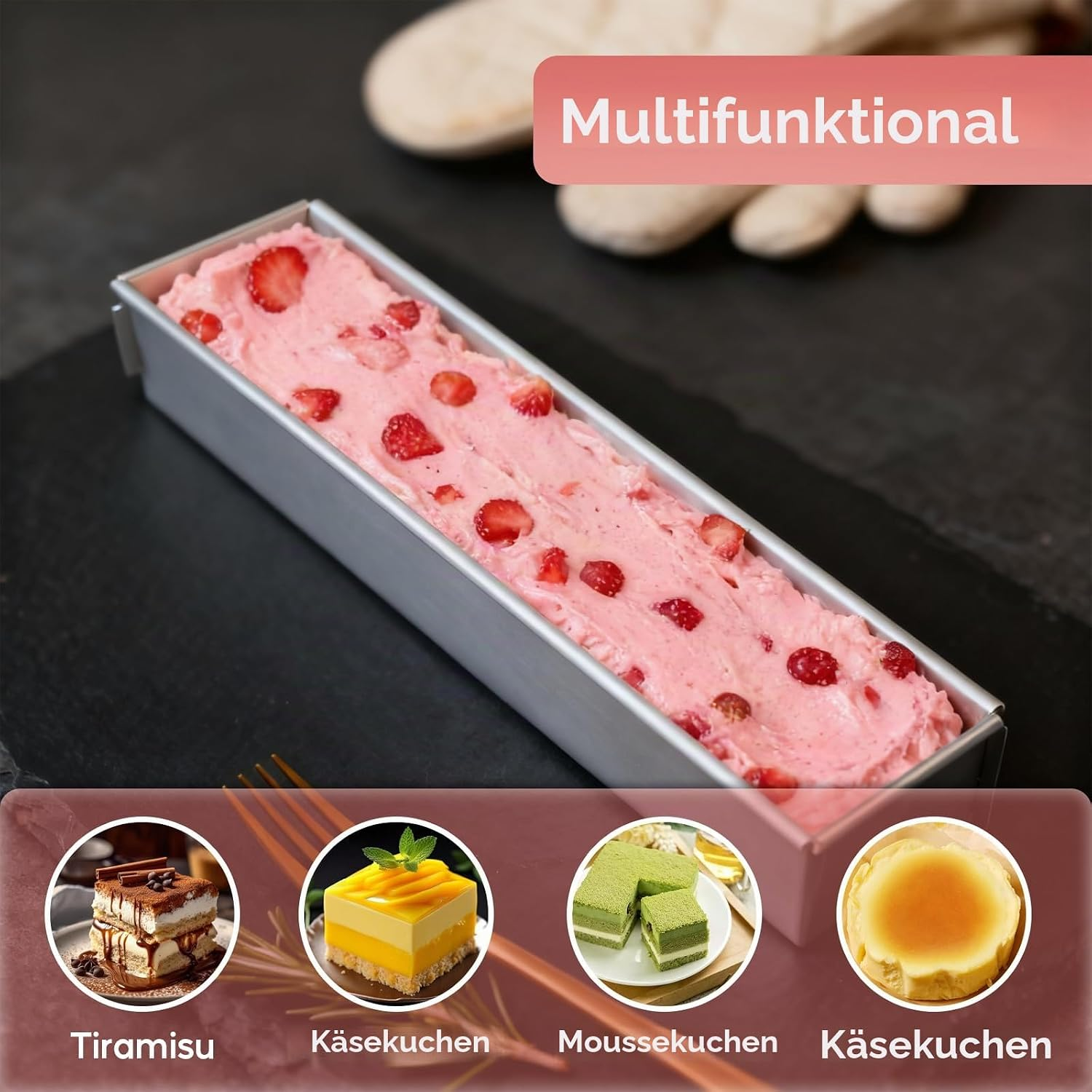 Rosa Dessert mit Erdbeeren in einer rechteckigen Form auf dunklem Tisch.