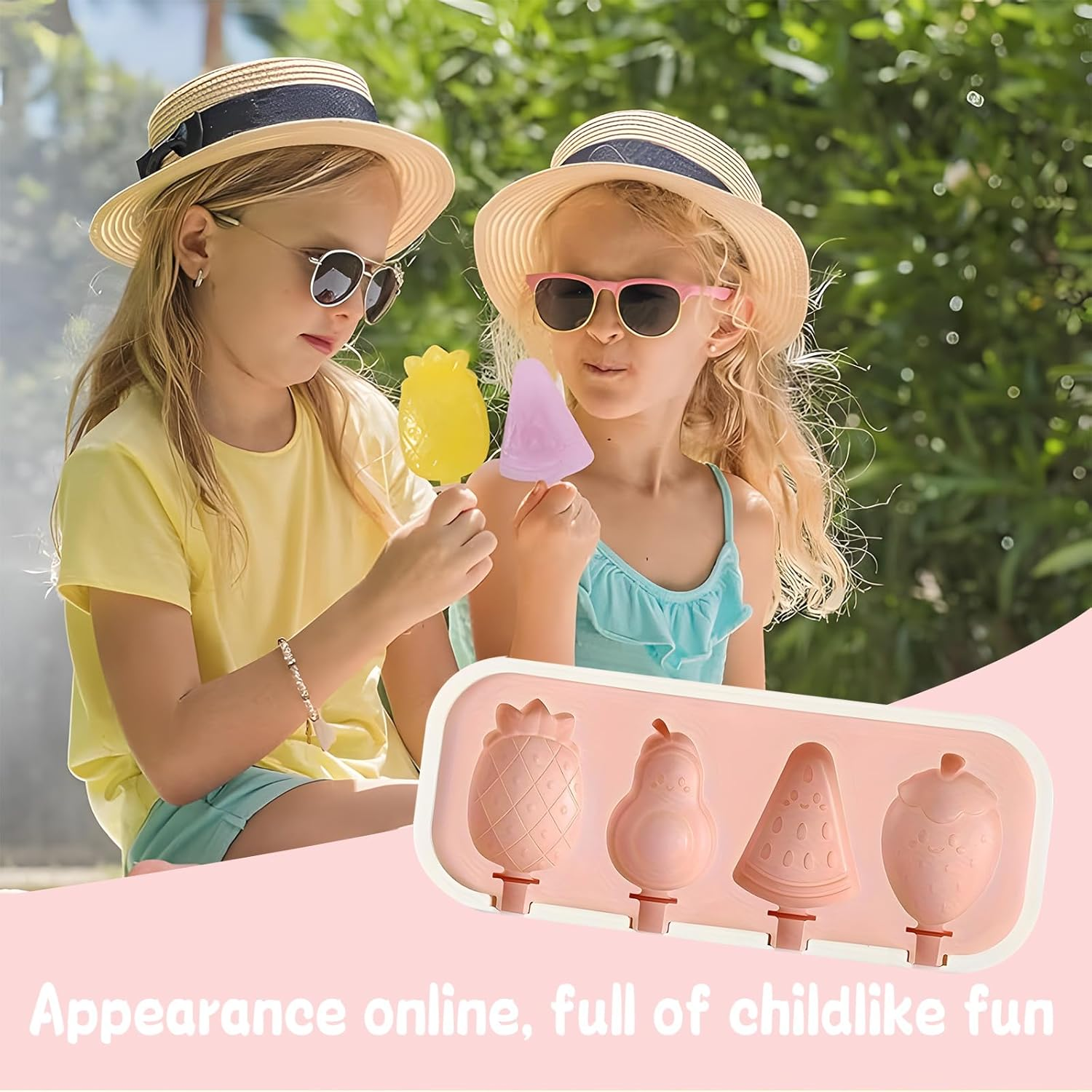 Zwei kleine Mädchen mit Hüten und Sonnenbrille halten bunte Eis am Stil.