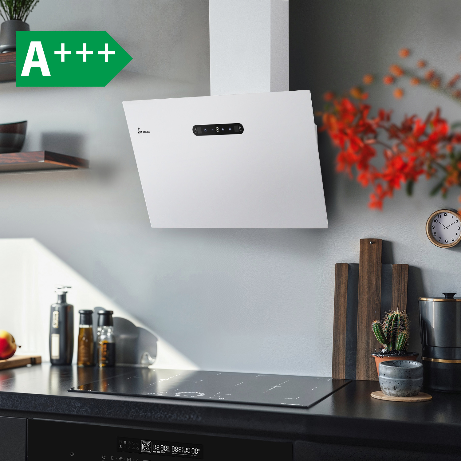 Moderna cappa aspirante bianca sopra il piano cottura con efficienza A+++.