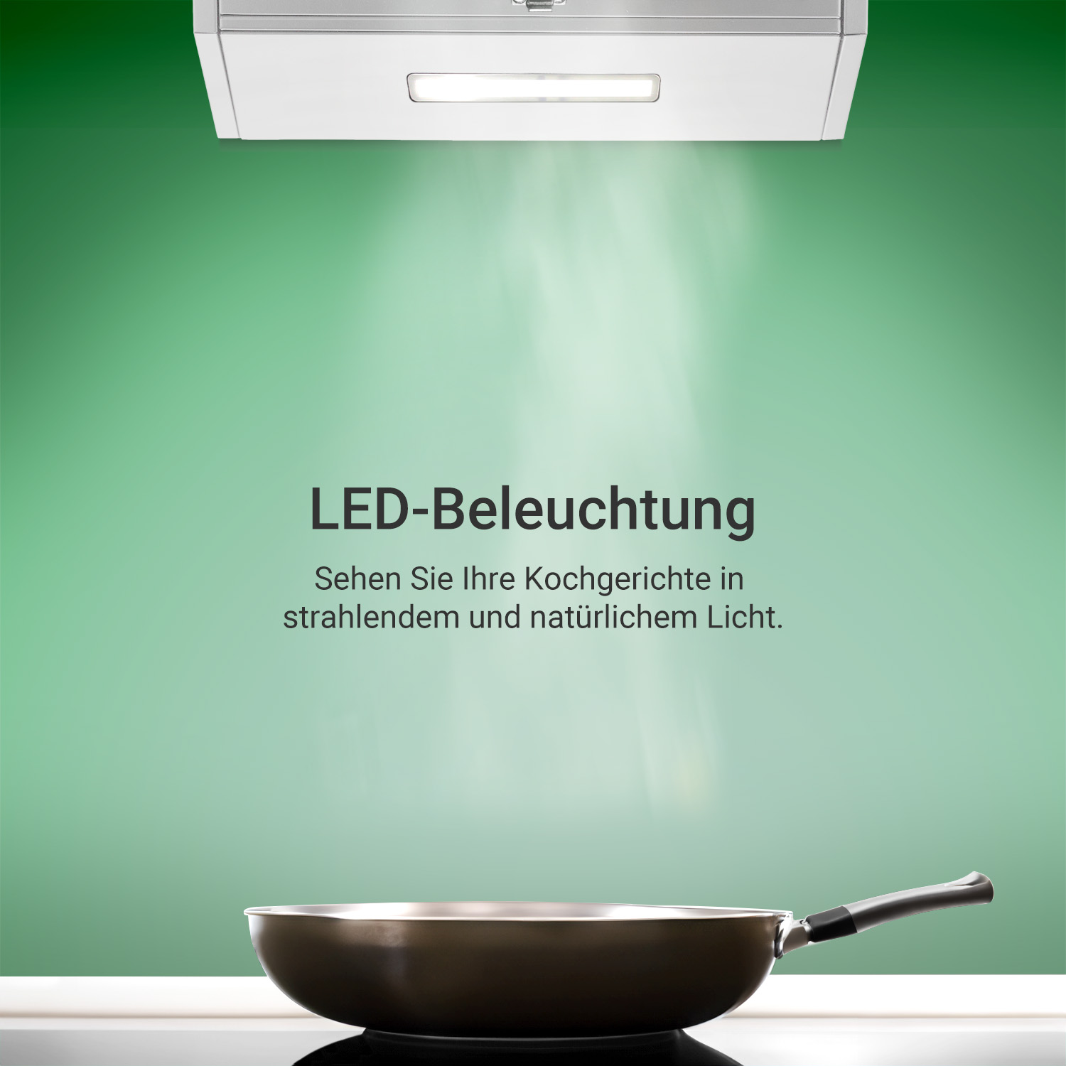 Una cappa aspirante con illuminazione a LED illumina una padella davanti a una parete verde.