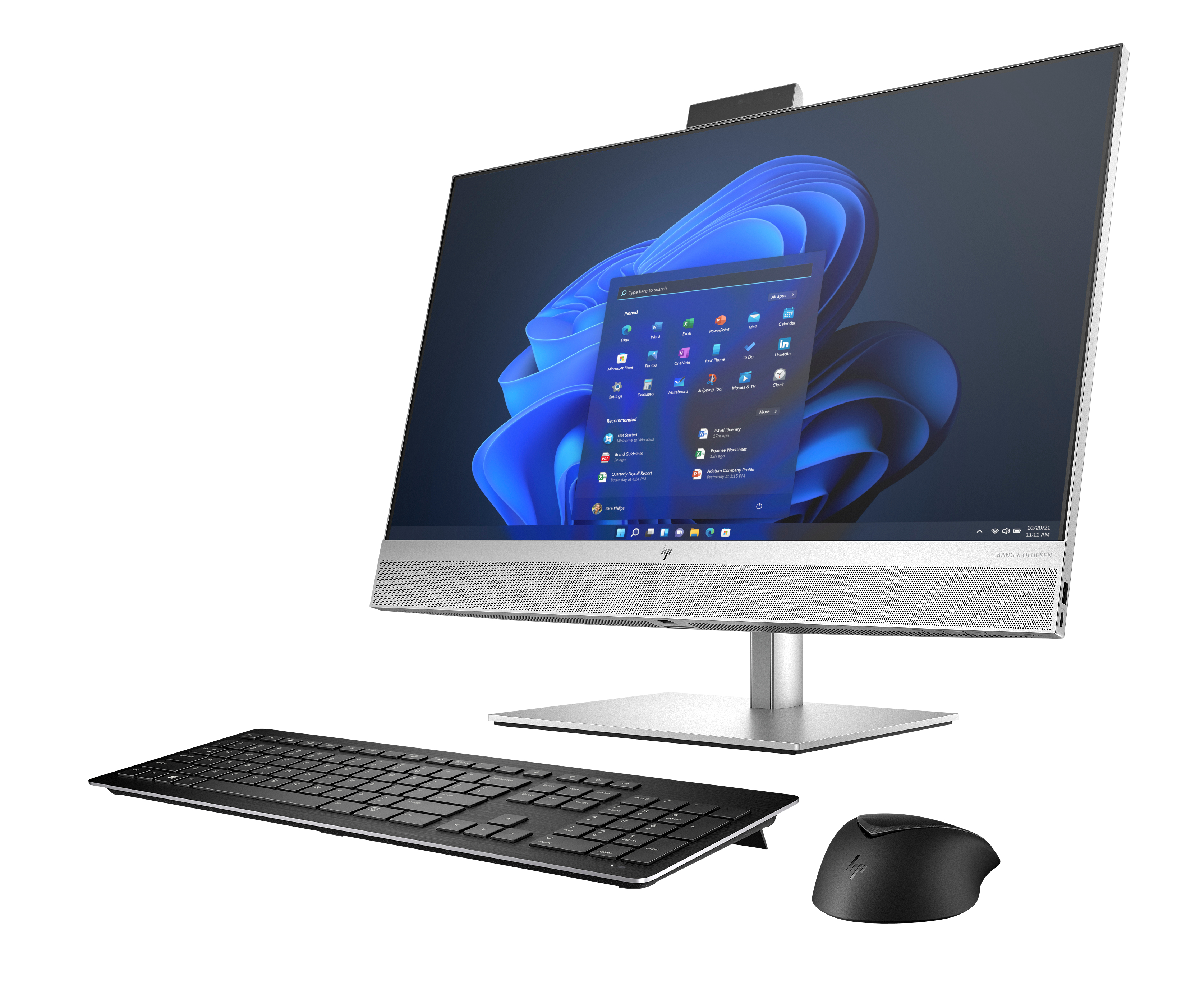 Un computer desktop all-in-one HP con tastiera e mouse wireless su sfondo bianco.