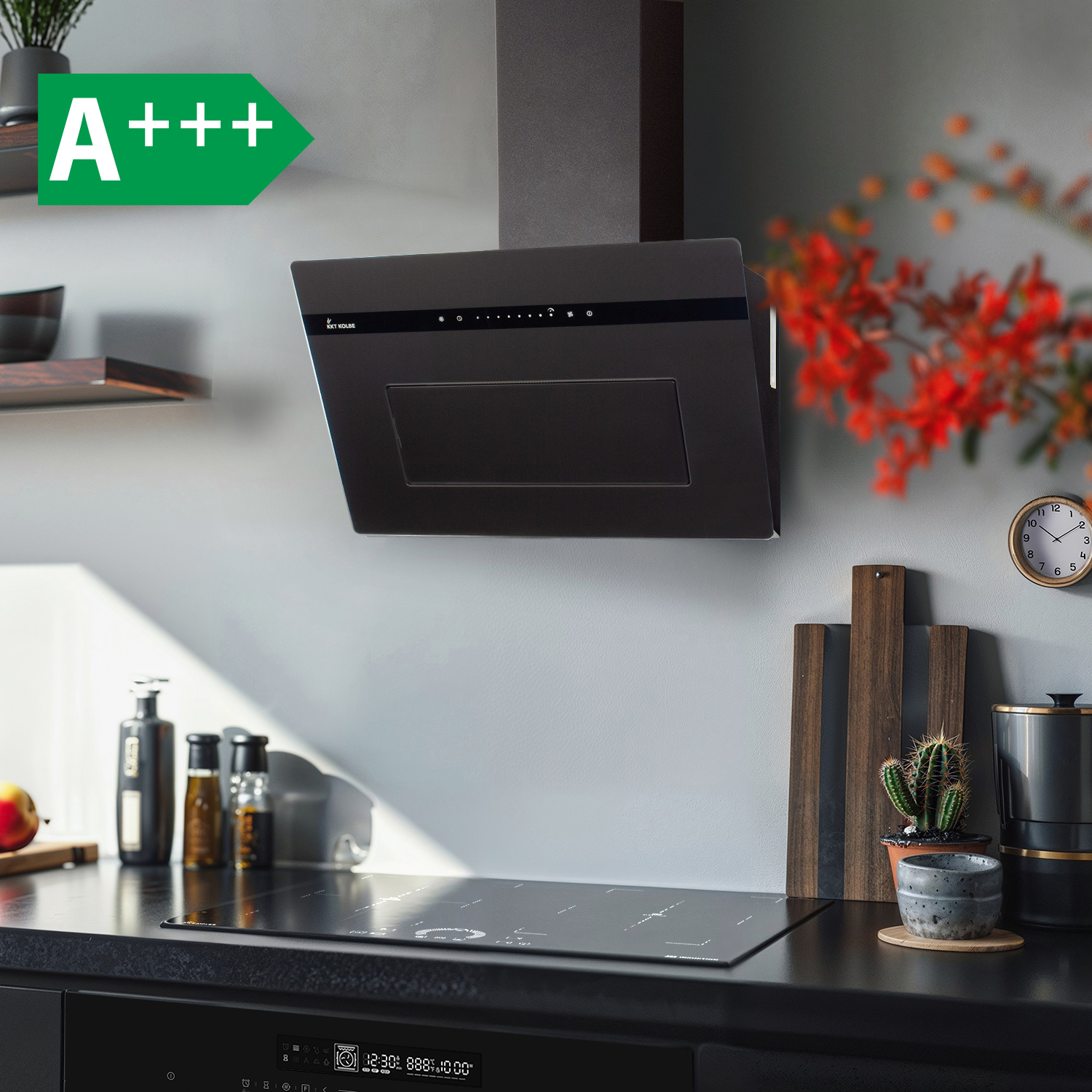 Cucina moderna con cappa nera, piano cottura a induzione, taglieri in legno ed etichetta energetica verde A+++.