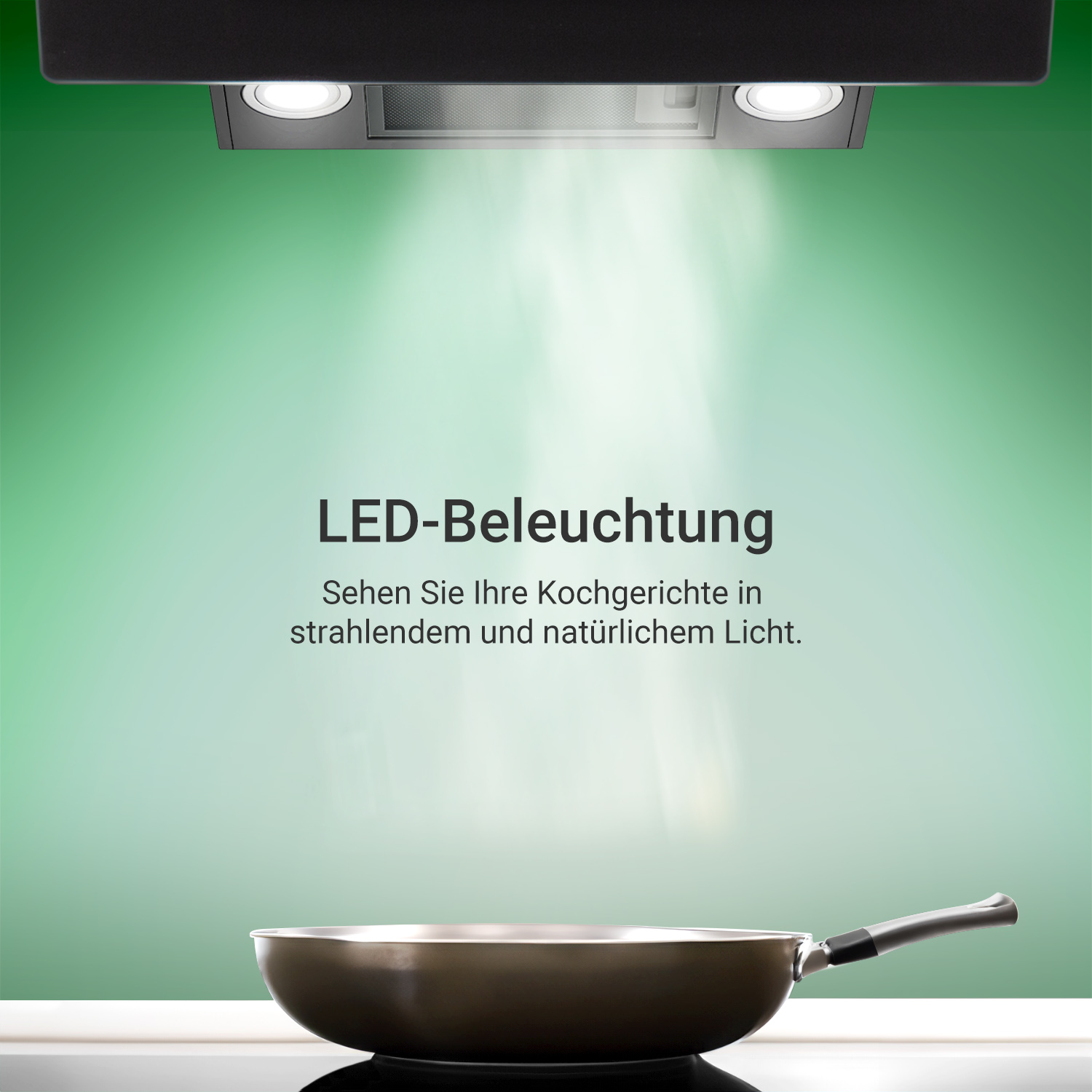 Una cappa aspirante con luce LED illumina una padella sul piano cottura su sfondo verde.