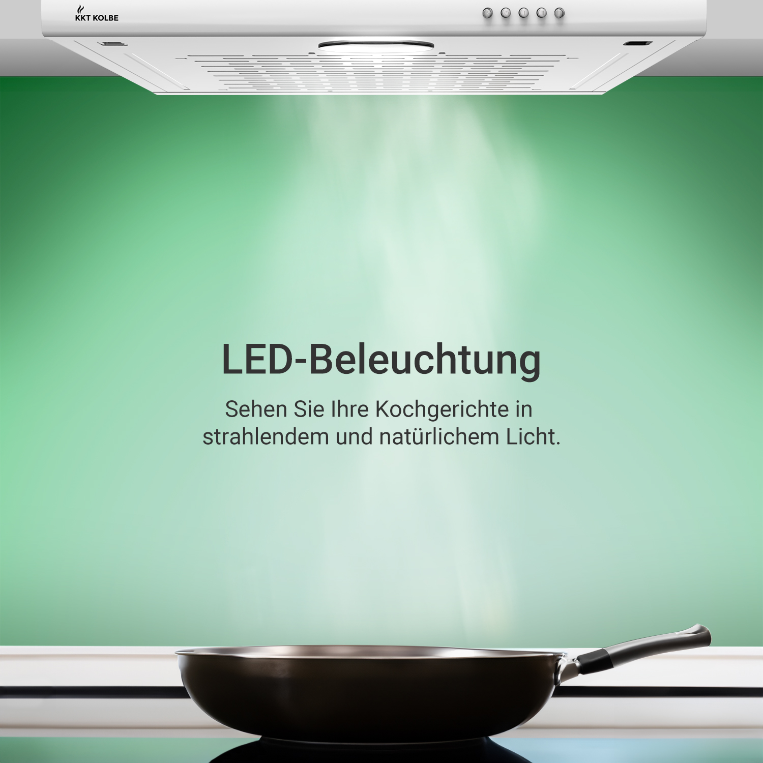 Una padella sotto una cappa da cucina bianca con illuminazione a LED su sfondo verde.