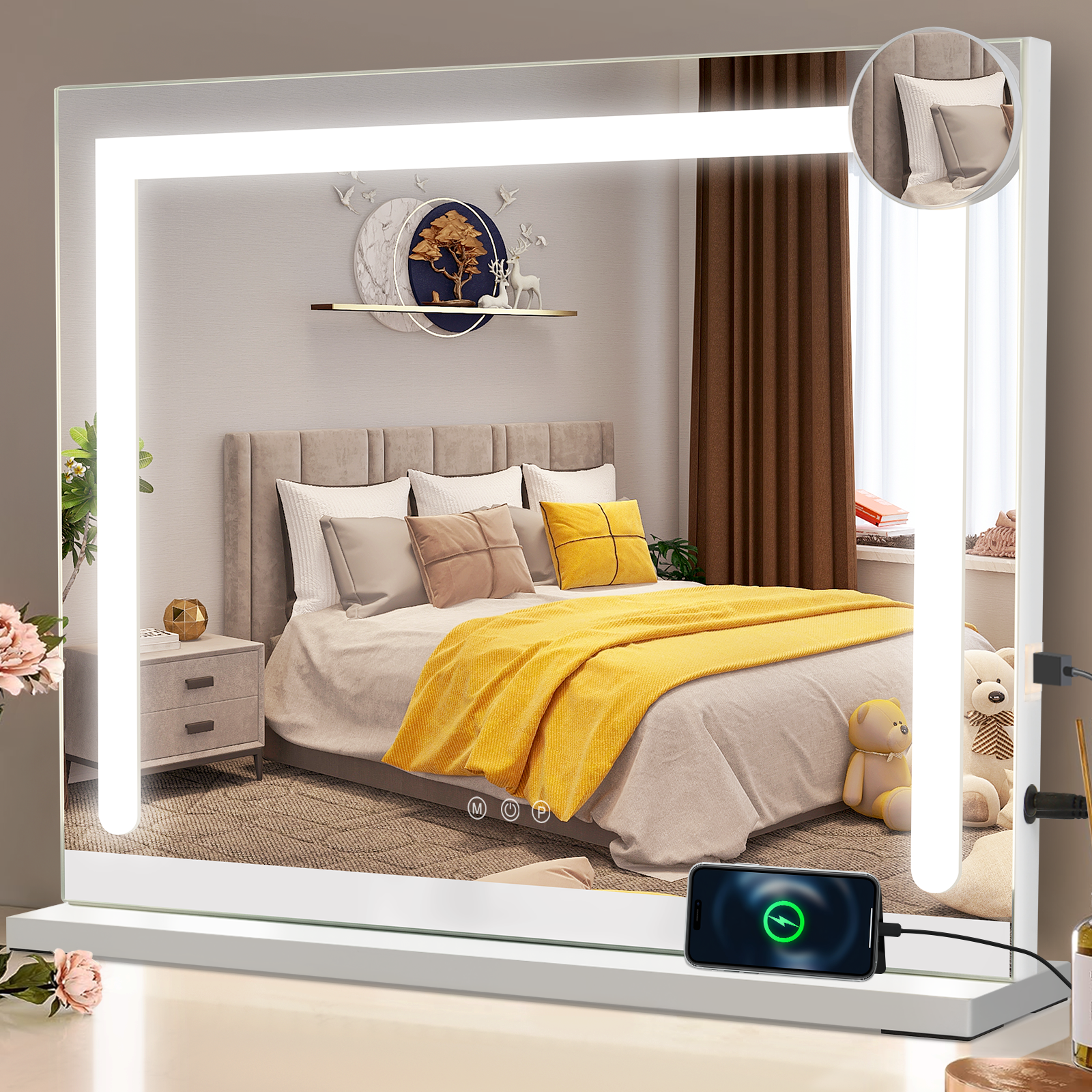 Un espejo iluminado en una mesa refleja un dormitorio acogedor con una manta amarilla y elementos decorativos.