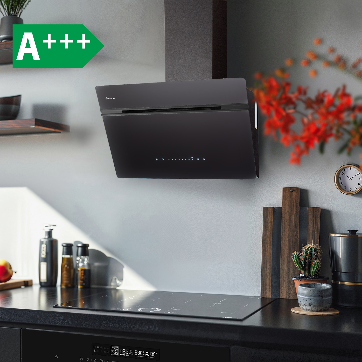 Moderna cappa aspirante nera sopra un piano cottura in una cucina con etichetta di efficienza A+++.