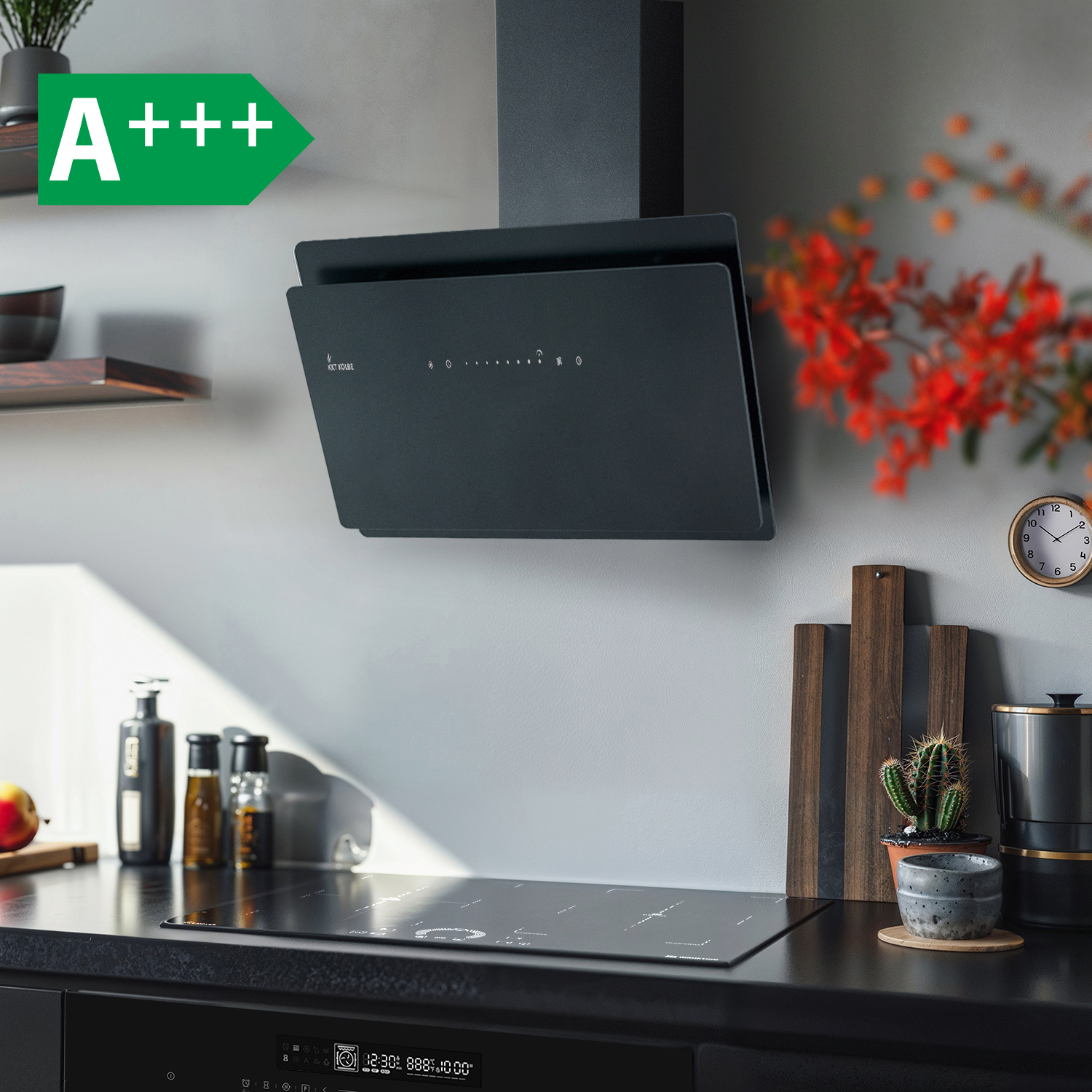 Cappa nera e piano a induzione in cucina moderna con taglieri in legno ed etichetta energetica A+++.