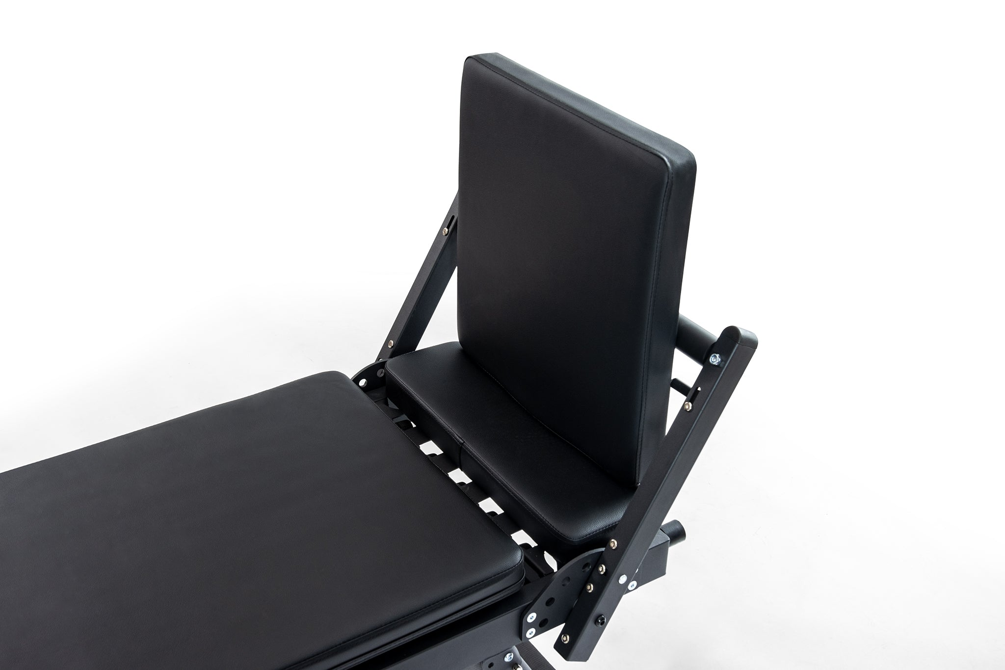 Banco de fitness negro con respaldo ajustable sobre fondo blanco.
