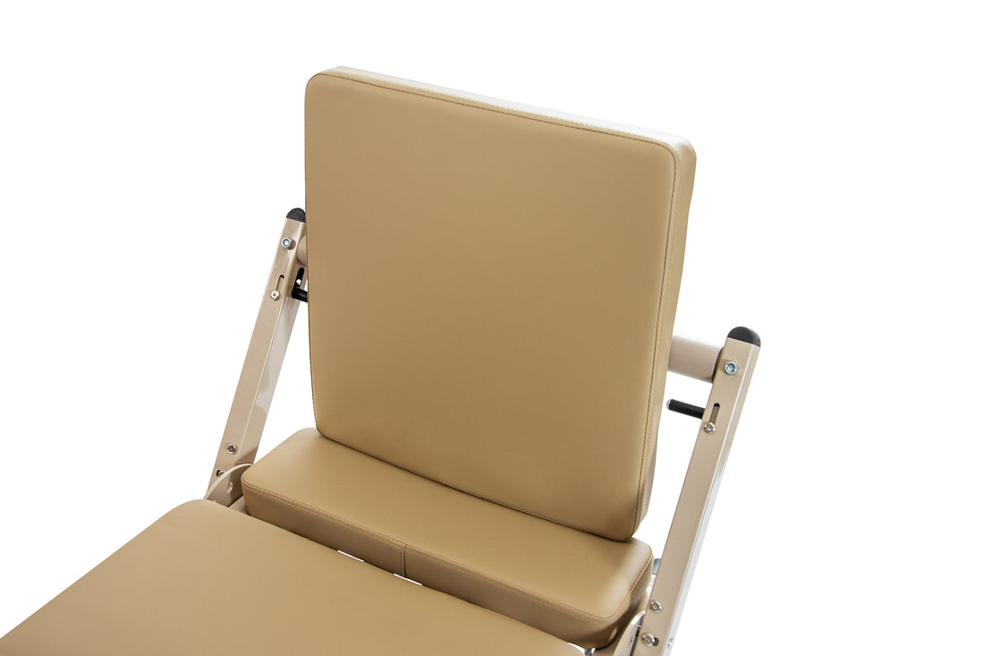 Respaldo y asiento acolchados en beige de una silla médica ajustable sobre fondo blanco.