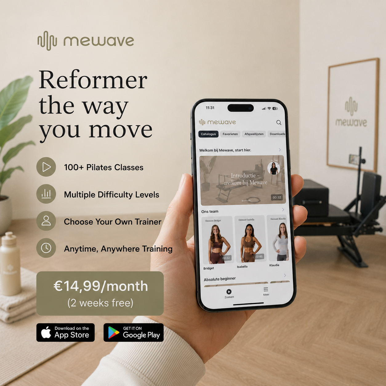 Mano sosteniendo un smartphone con la app de pilates Mewave en un estudio luminoso.