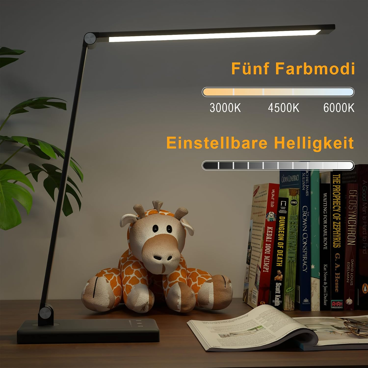 Eine schwarze Schreibtischlampe beleuchtet eine Plüschgiraffe, Bücher und ein offenes Buch auf einem Tisch.