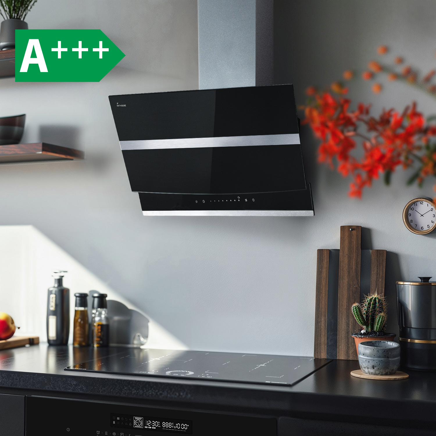 Cucina moderna con cappa nera, piano a induzione, decori in legno ed etichetta energetica A+++.