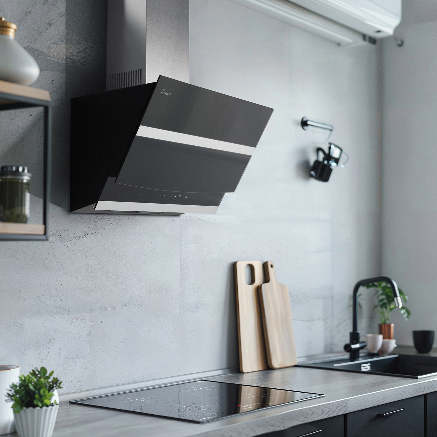 Una cucina moderna con cappa inclinata nera, piano cottura elegante e taglieri in legno sul bancone.