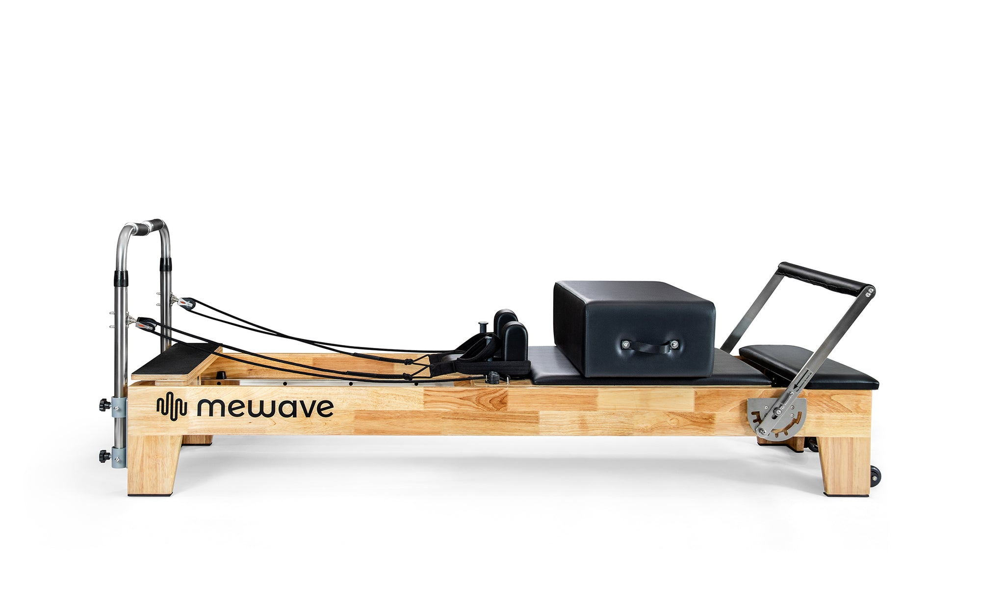 Un reformer de pilates de madera con acolchado negro, cuerdas y el logotipo de mewave en el lateral sobre fondo blanco.