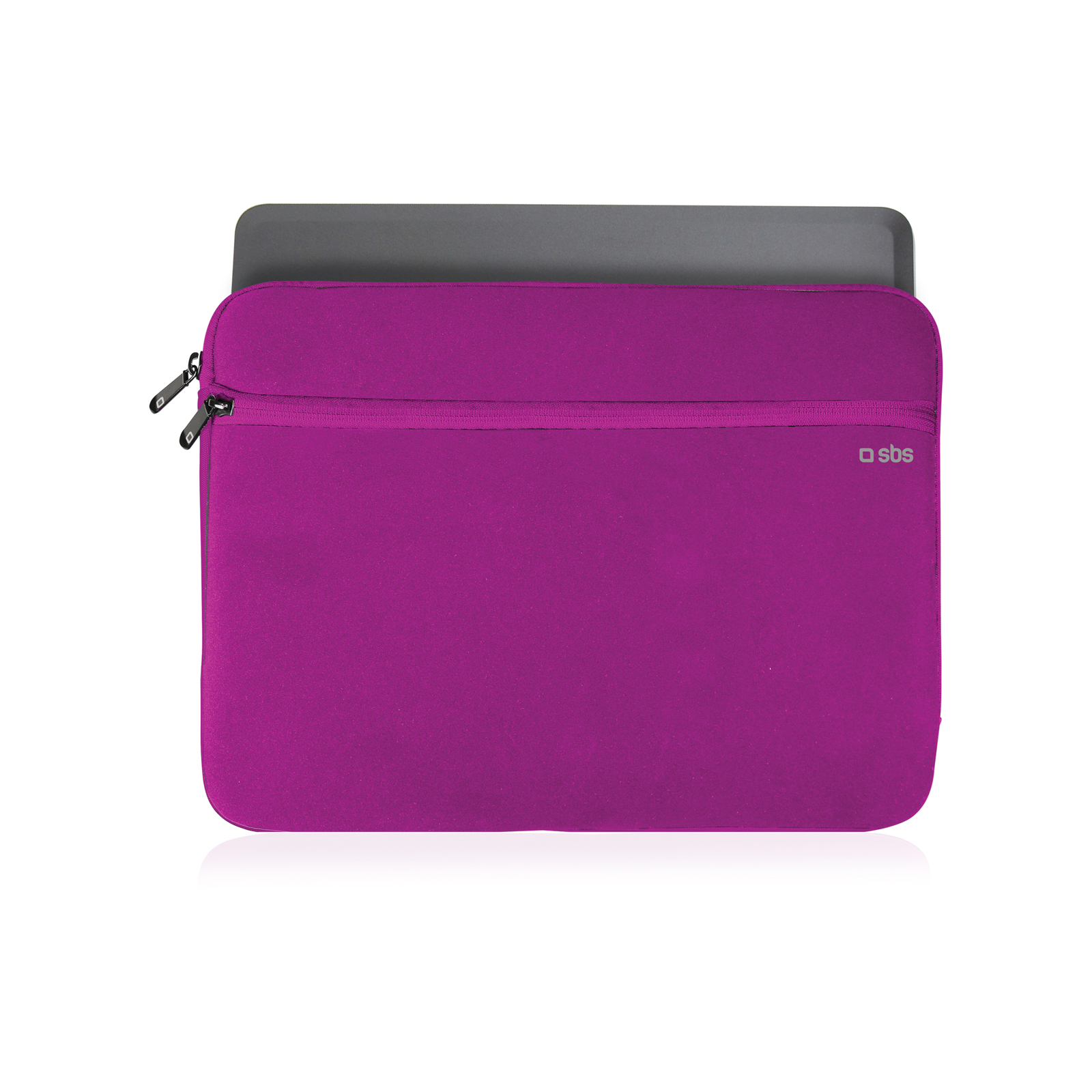 Una funda para portátil rosa con un portátil gris sobresaliendo ligeramente, sobre fondo blanco.