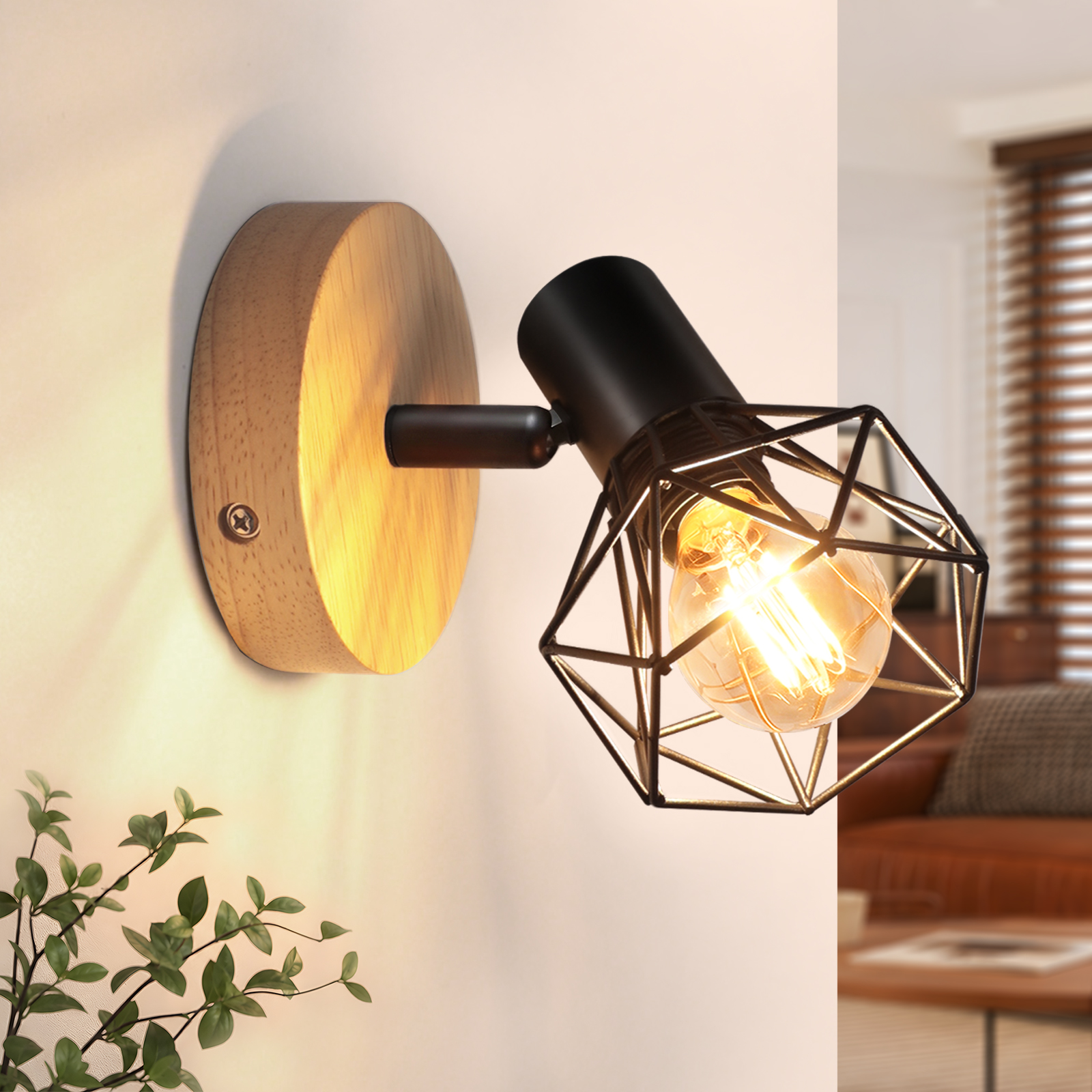 Lámpara de pared con base de madera y foco de rejilla negro que emite luz cálida.