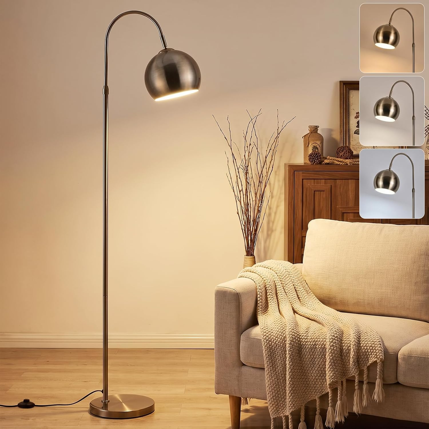 Lámpara de pie de arco junto a un sofá claro en el salón, con tres pequeñas fotos mostrando luces distintas.