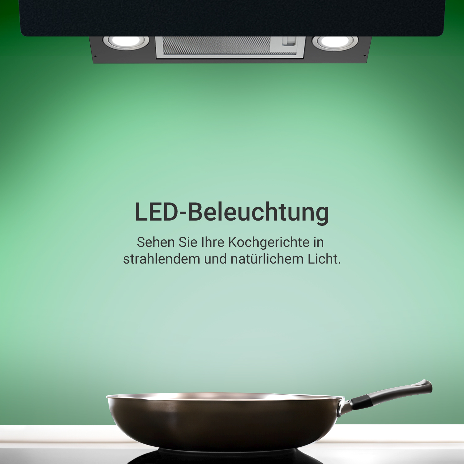 Una padella su un piano cottura sotto una cappa con luci LED e parete verde.
