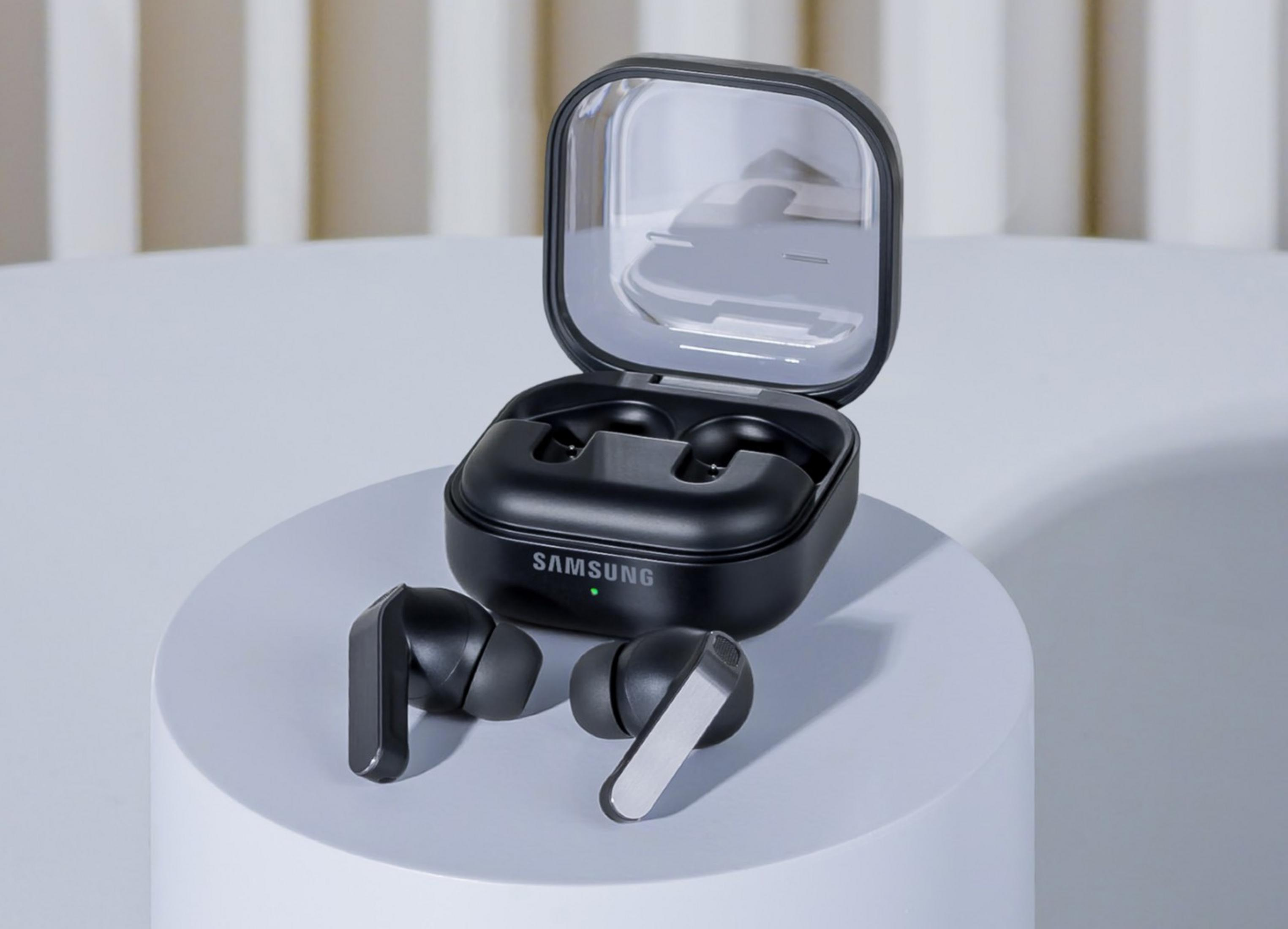 Auricolari wireless neri Samsung con custodia di ricarica su piedistallo bianco.