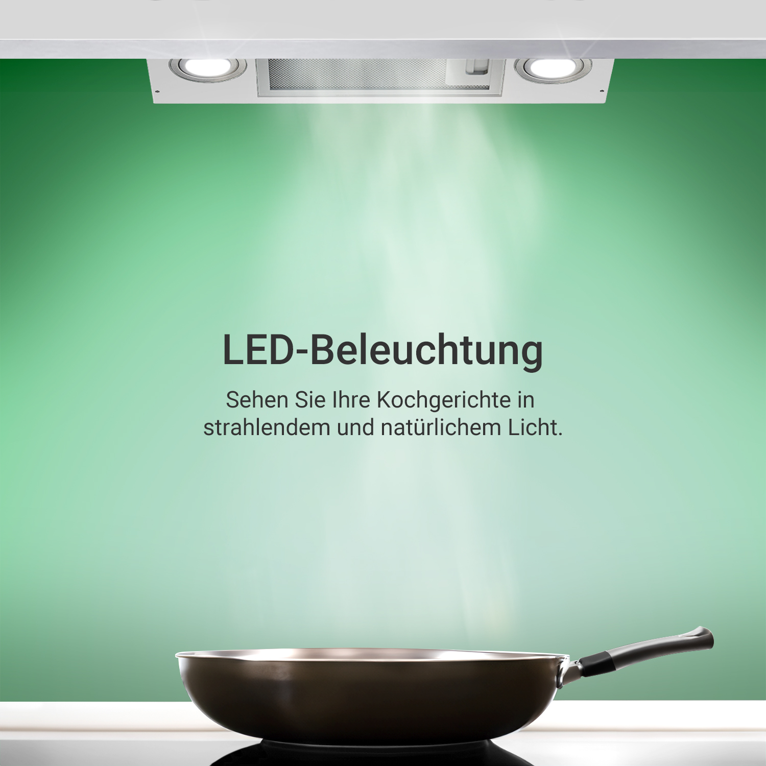 Una cappa aspirante con illuminazione a LED sopra una padella su sfondo verde.