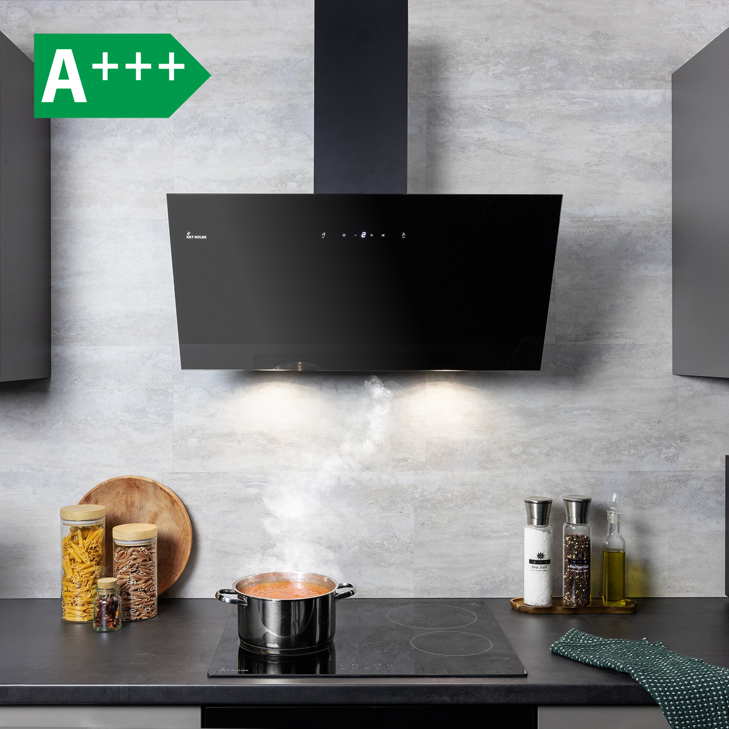 Moderna cappa aspirante nera sopra un piano cottura in una cucina con piastrelle grigie.