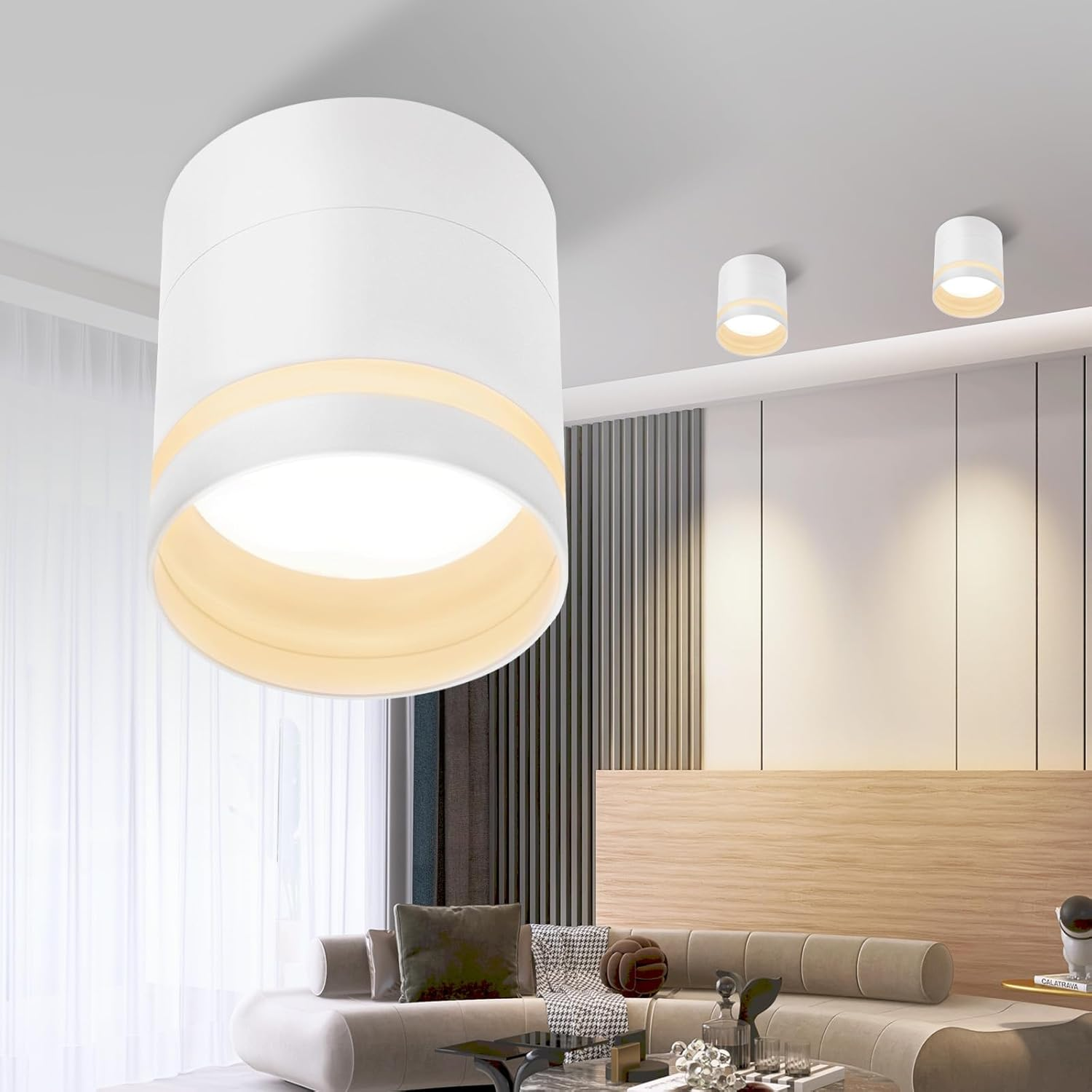 Luces de techo cilíndricas blancas modernas en una sala de estar luminosa con sofá.