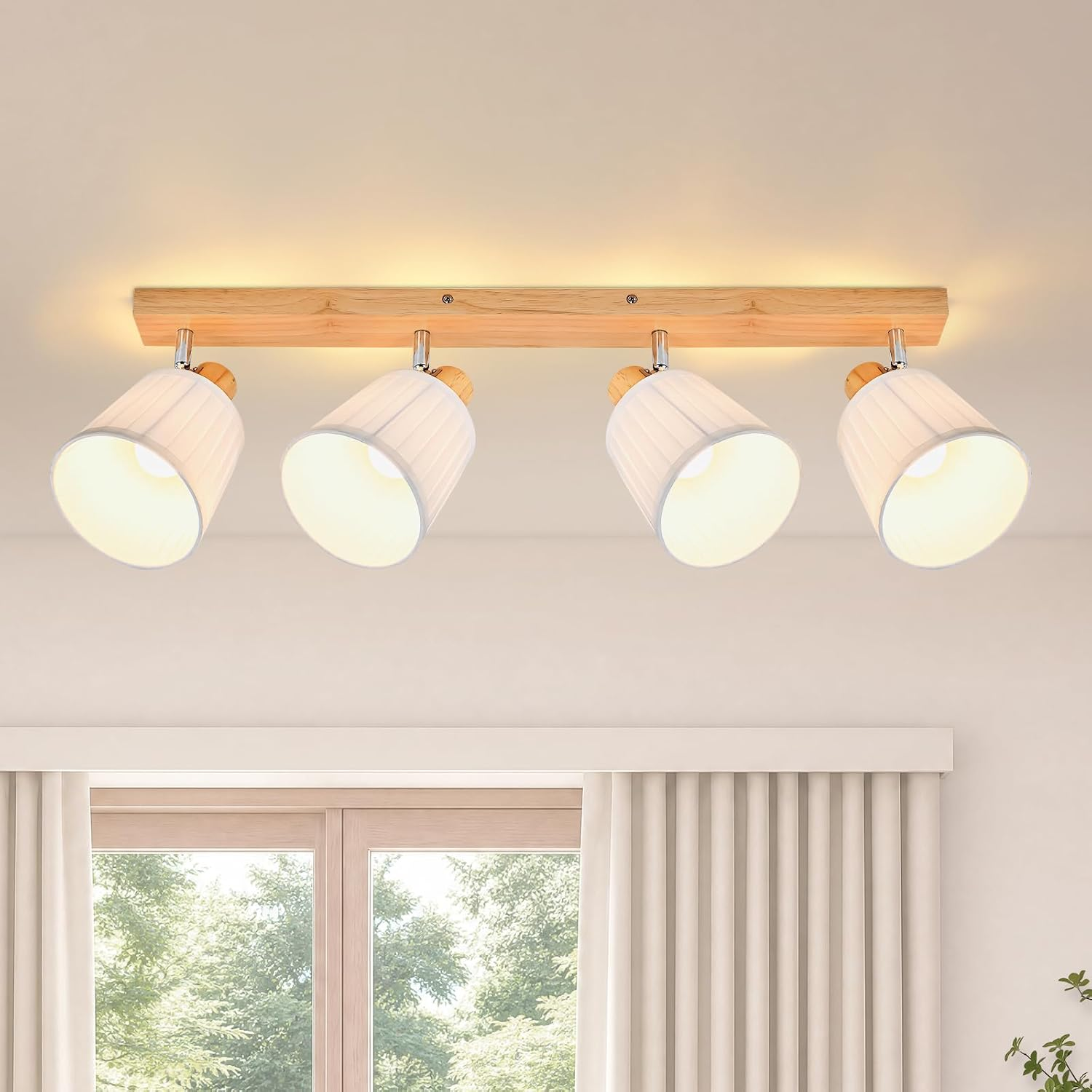 Una lámpara de techo con cuatro pantallas blancas ajustables en una barra de madera ilumina una habitación.