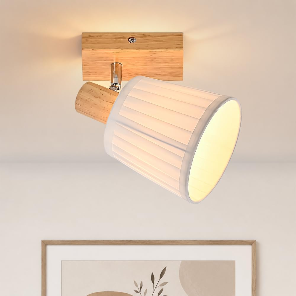 Lámpara de pared de madera con pantalla de tela blanca plisada en el techo.
