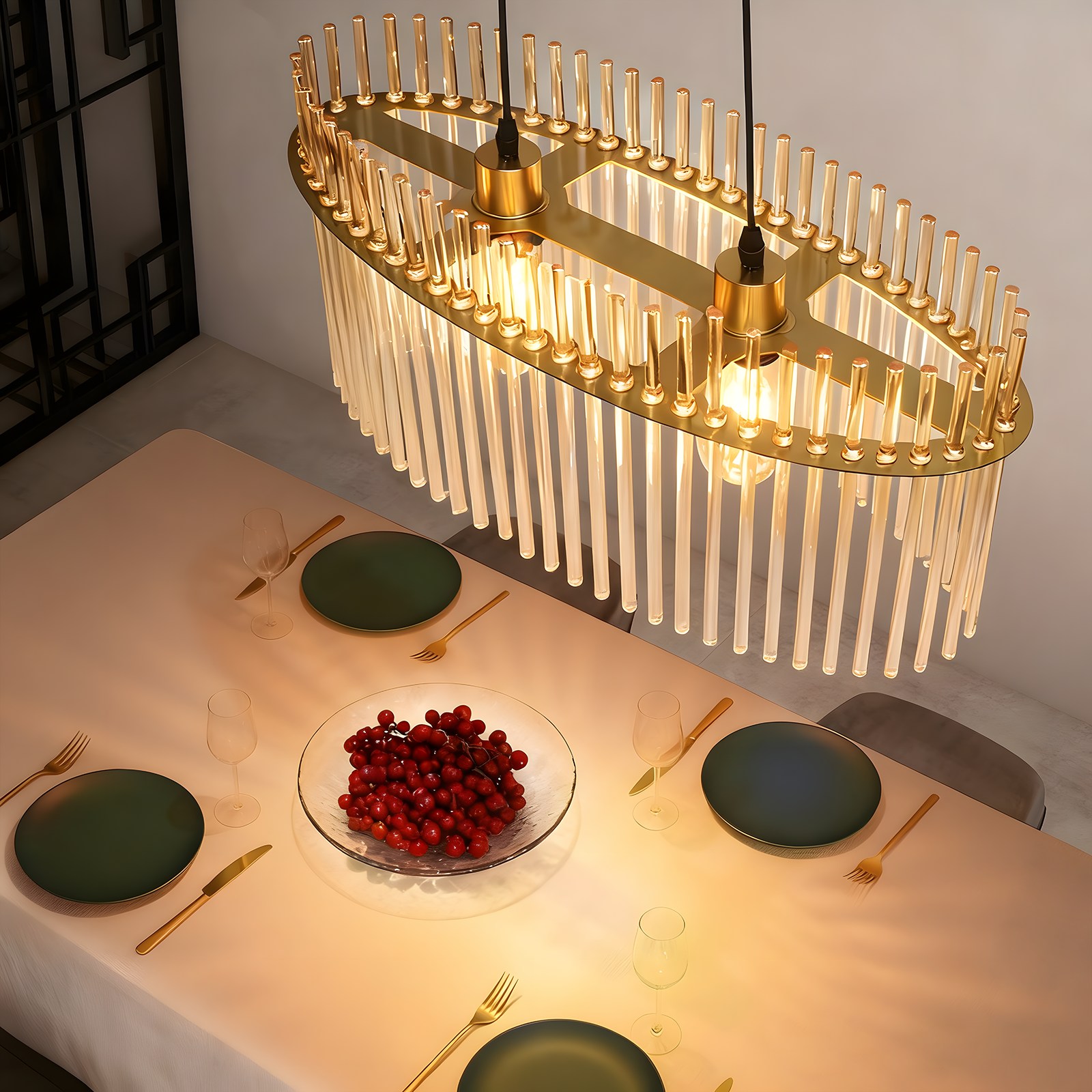 Mesa de comedor puesta con platos oscuros y bayas, iluminada por una lámpara dorada.