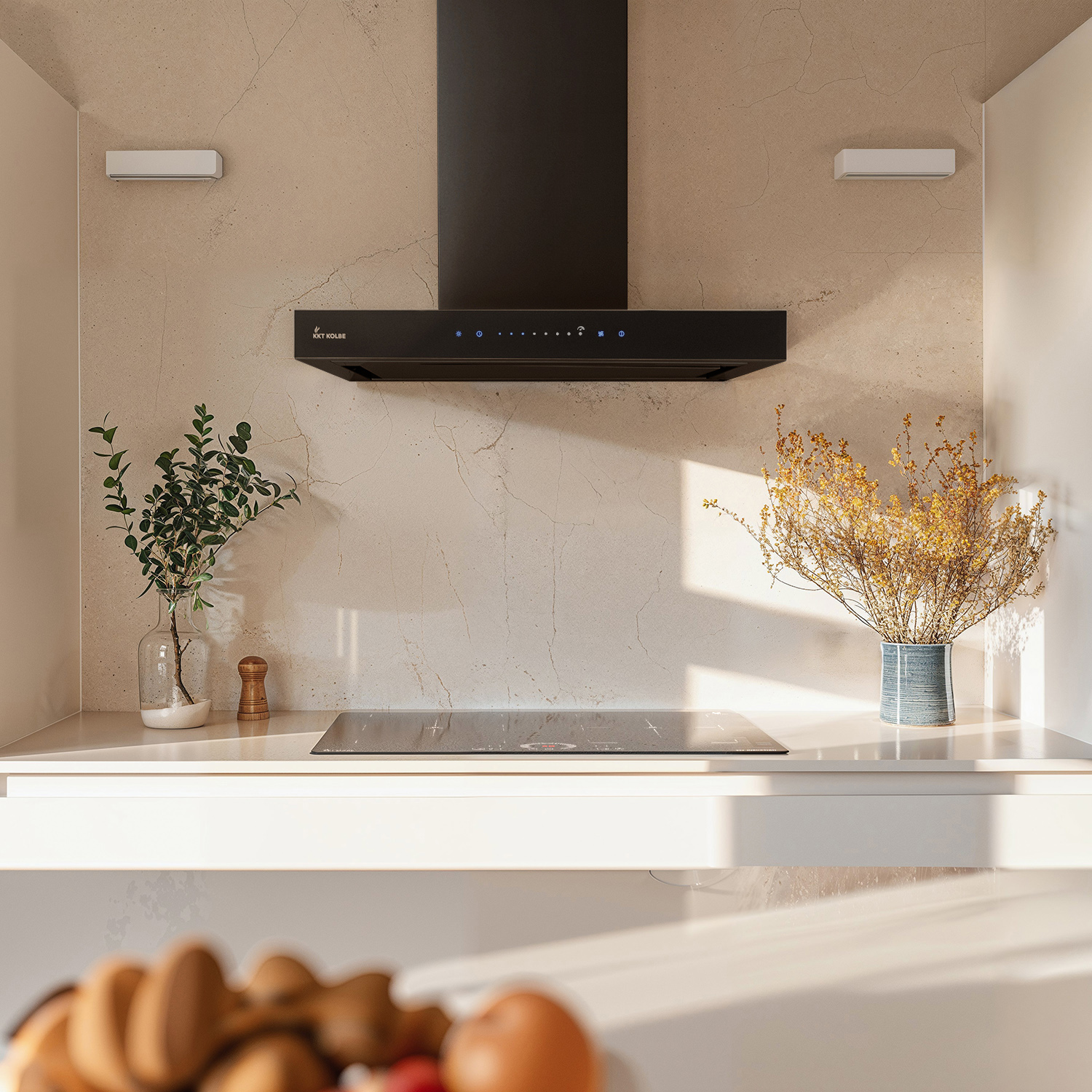 Cucina moderna con cappa nera, piano cottura, piante e luce solare.