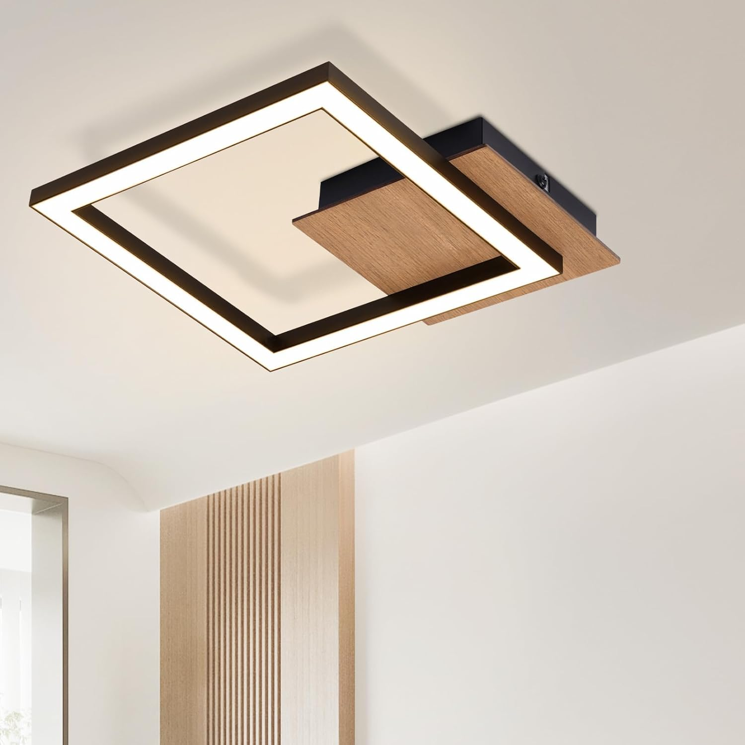 Lámpara de techo cuadrada moderna con acabado de madera y marco negro en un techo blanco.