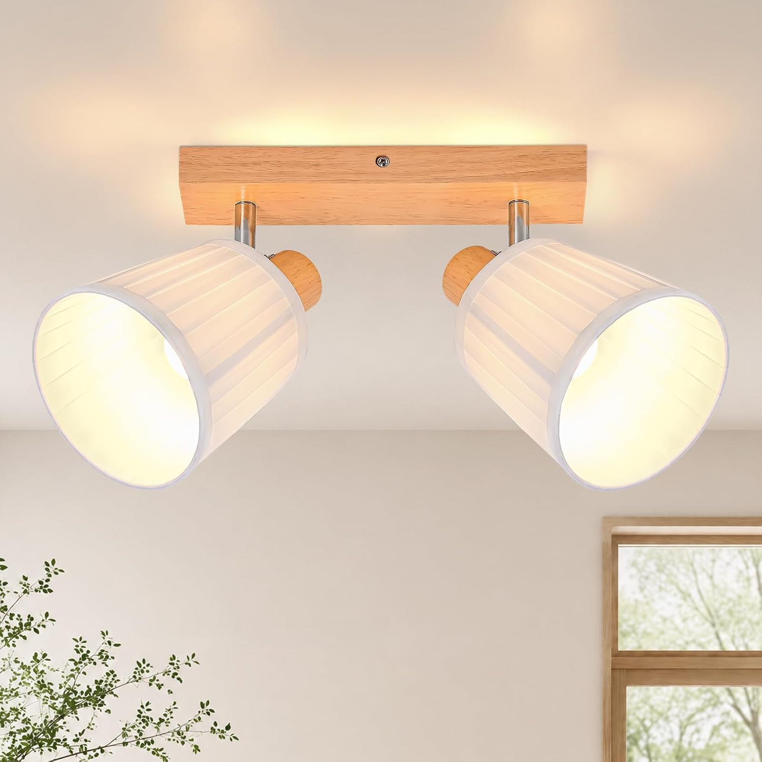 Una lámpara de techo de viga de madera con dos pantallas blancas ajustables ilumina la habitación.