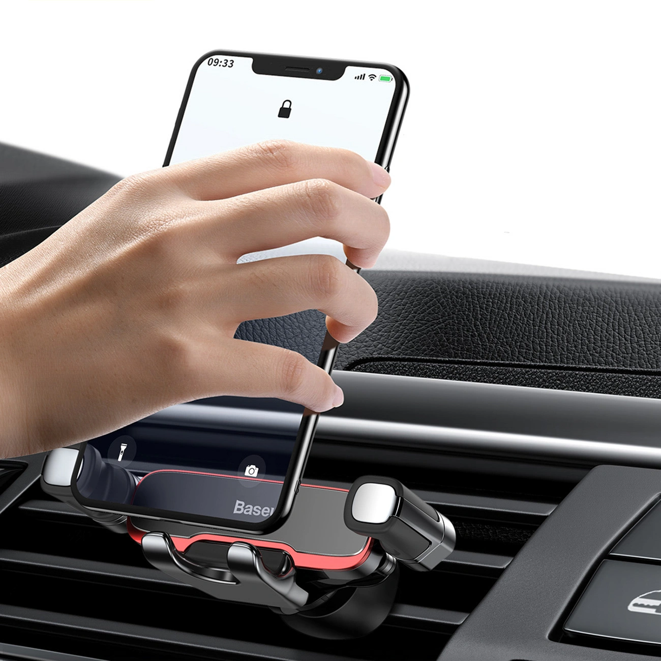 Una mano posiziona uno smartphone in un supporto per auto argentato e nero sulla bocchetta d'aerazione.
