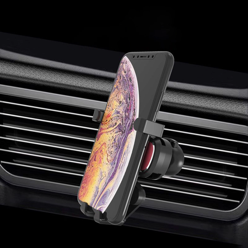 Uno smartphone montato su un supporto per bocchetta d'aerazione per auto nero su sfondo scuro.