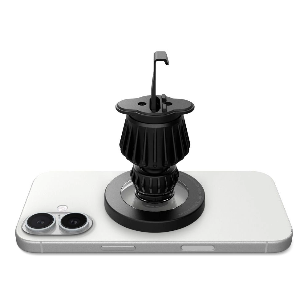 Un supporto per telefono nero è attaccato al retro di uno smartphone bianco, su sfondo chiaro.