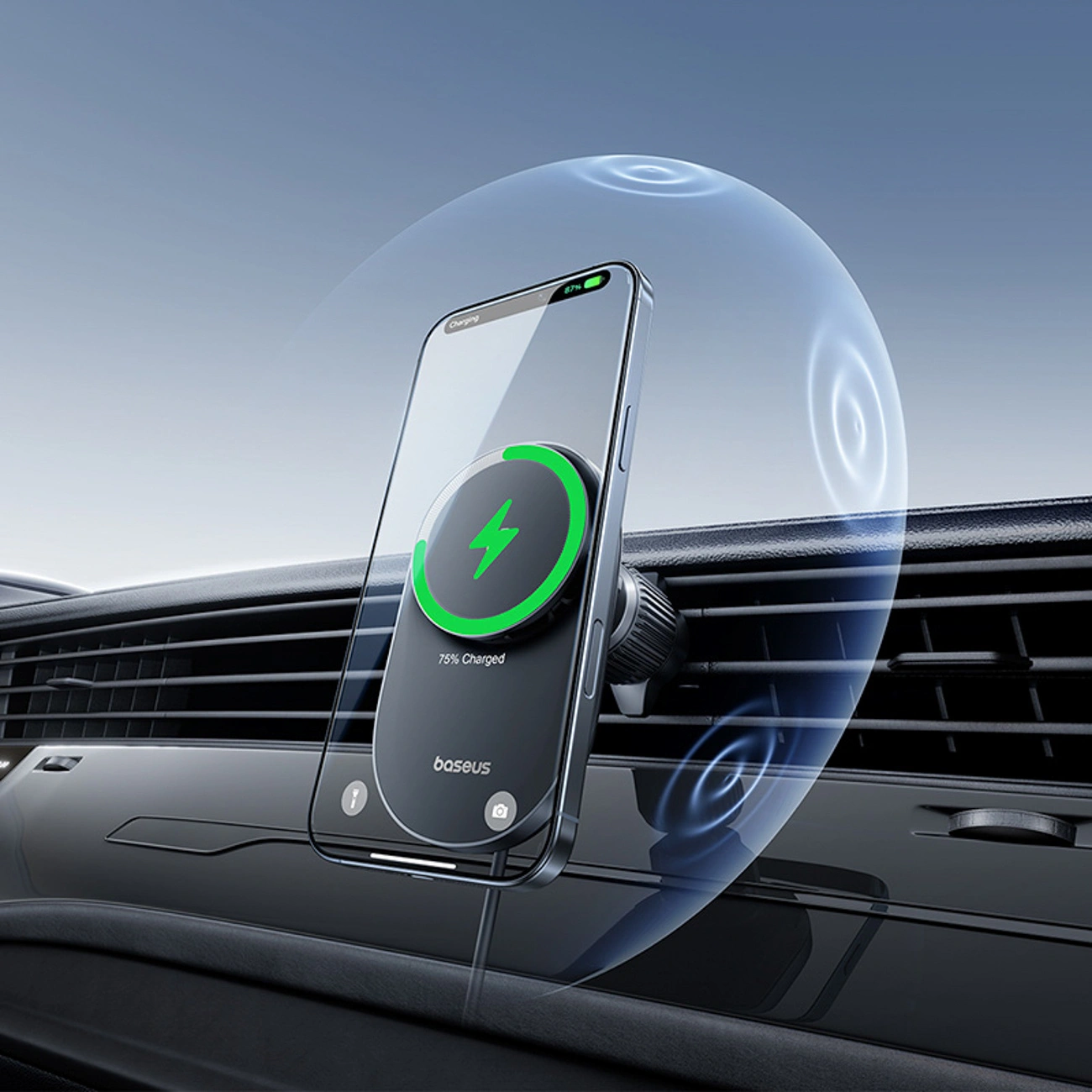 Smartphone su supporto magnetico per auto con icona di ricarica verde.